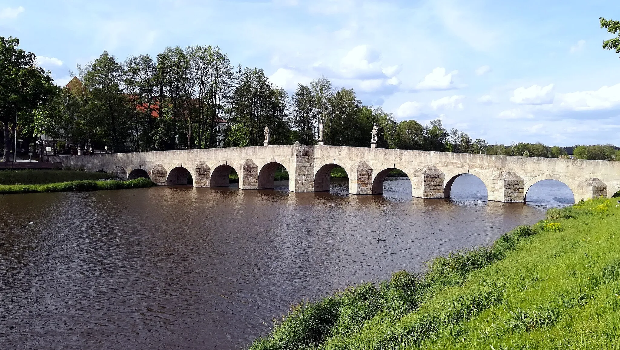 Photo showing: Die Fischhofbrücke befindet sich in der Kreisstadt Tirschenreuth (Oberpfalz). Mit ihren zehn Jochen ist sie der weltberühmten Steinernen Brücke in Regensburg nachempfunden.