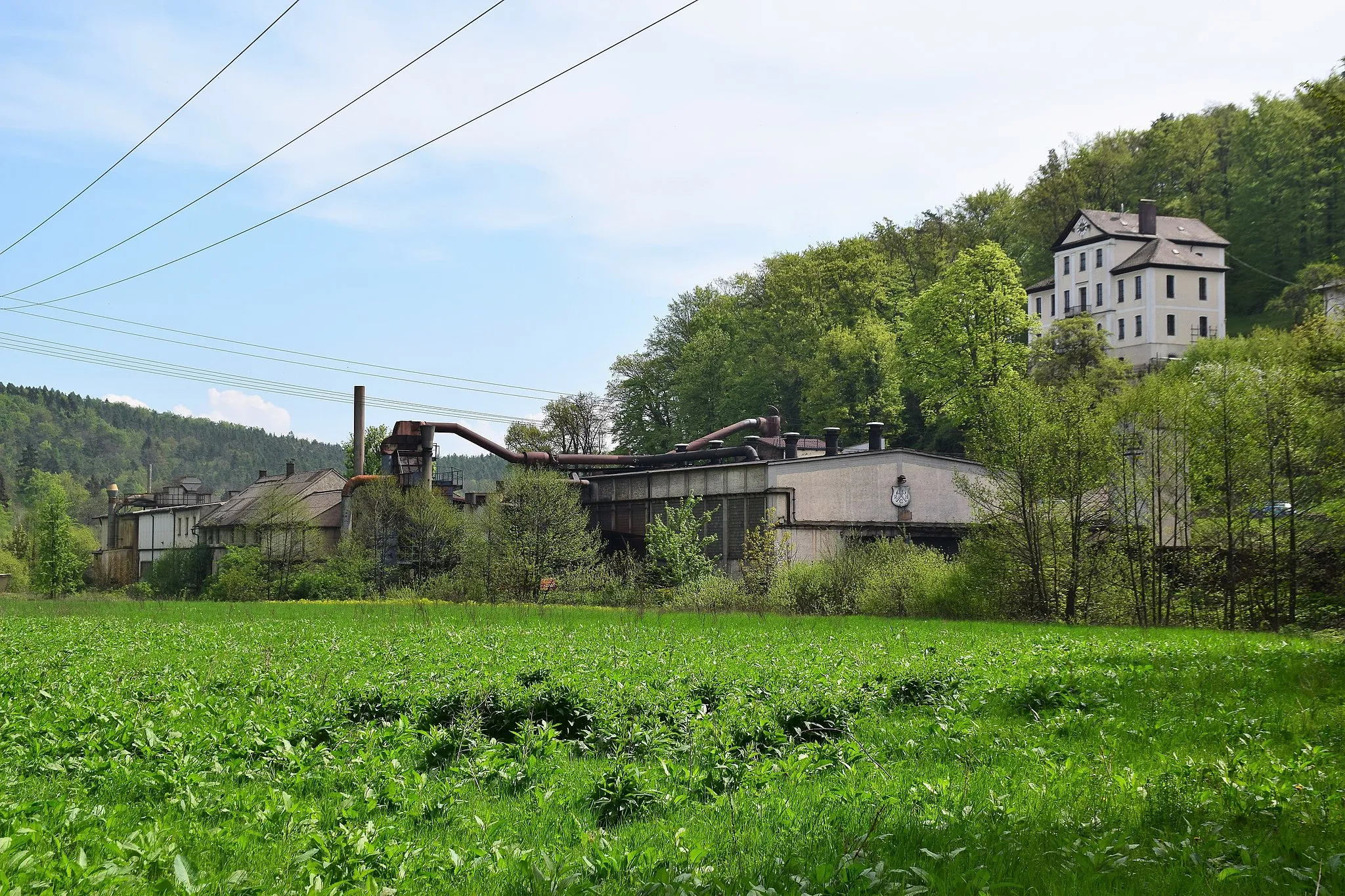 Photo showing: dreigeschossiger Walmdachbau mit viergeschossigem Mittelrisalit mit Satteldach, Dreiecksgiebel, Pilastergliederung und Gusseisenbalkonen, klassizistisch