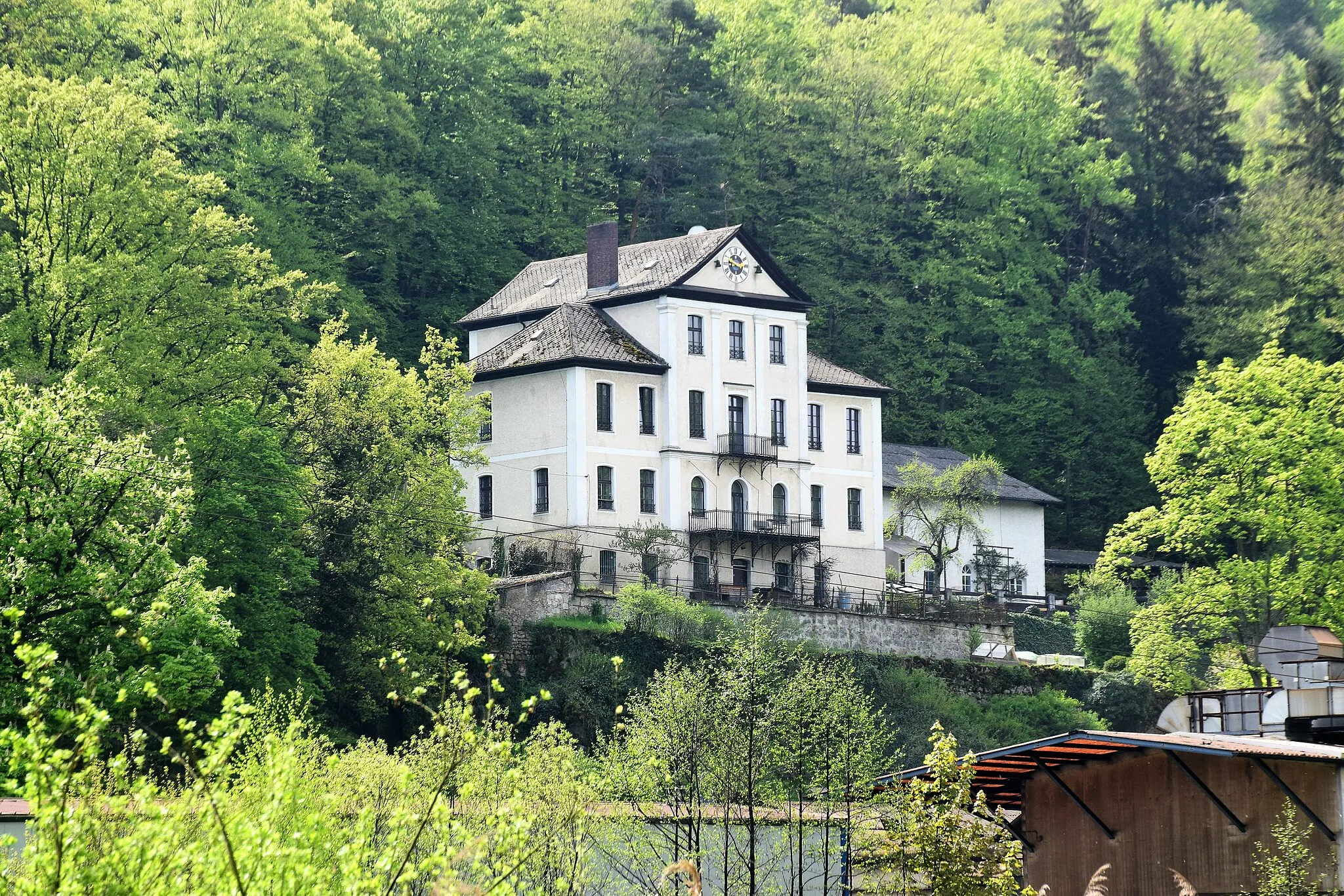 Photo showing: dreigeschossiger Walmdachbau mit viergeschossigem Mittelrisalit mit Satteldach, Dreiecksgiebel, Pilastergliederung und Gusseisenbalkonen, klassizistisch