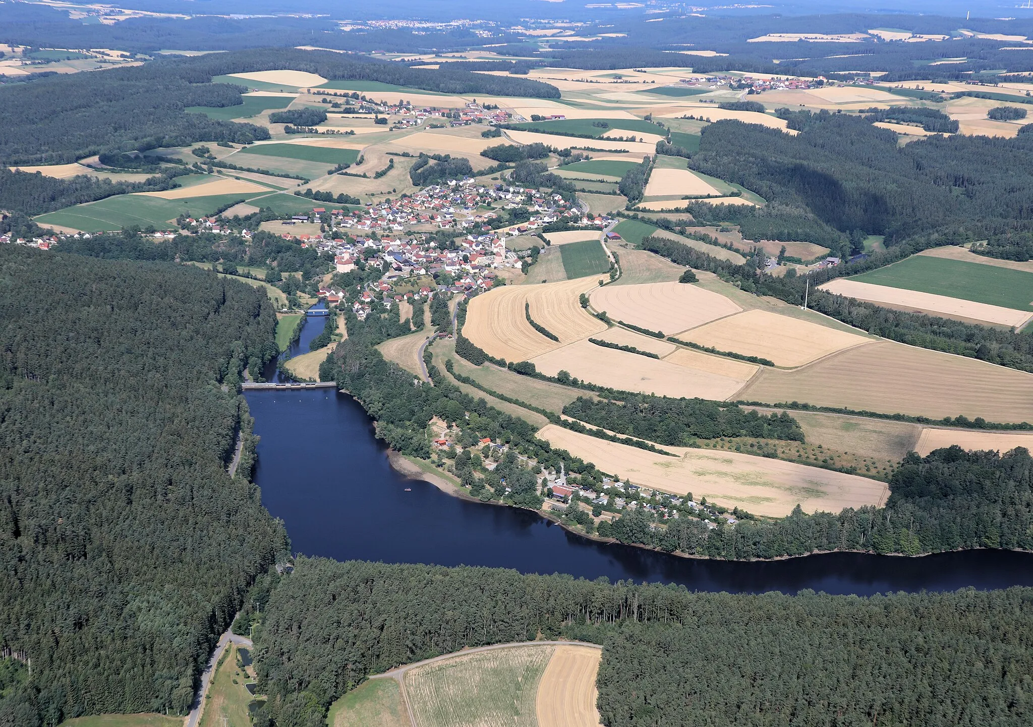 Photo showing: Trausnitz mit Stausee und Campingplatz, im Hintergrund oben die Ortschaften Köttlitz und Söllitz: Trausnitz, Landkreis Schwandorf, Oberpfalz, Bayern