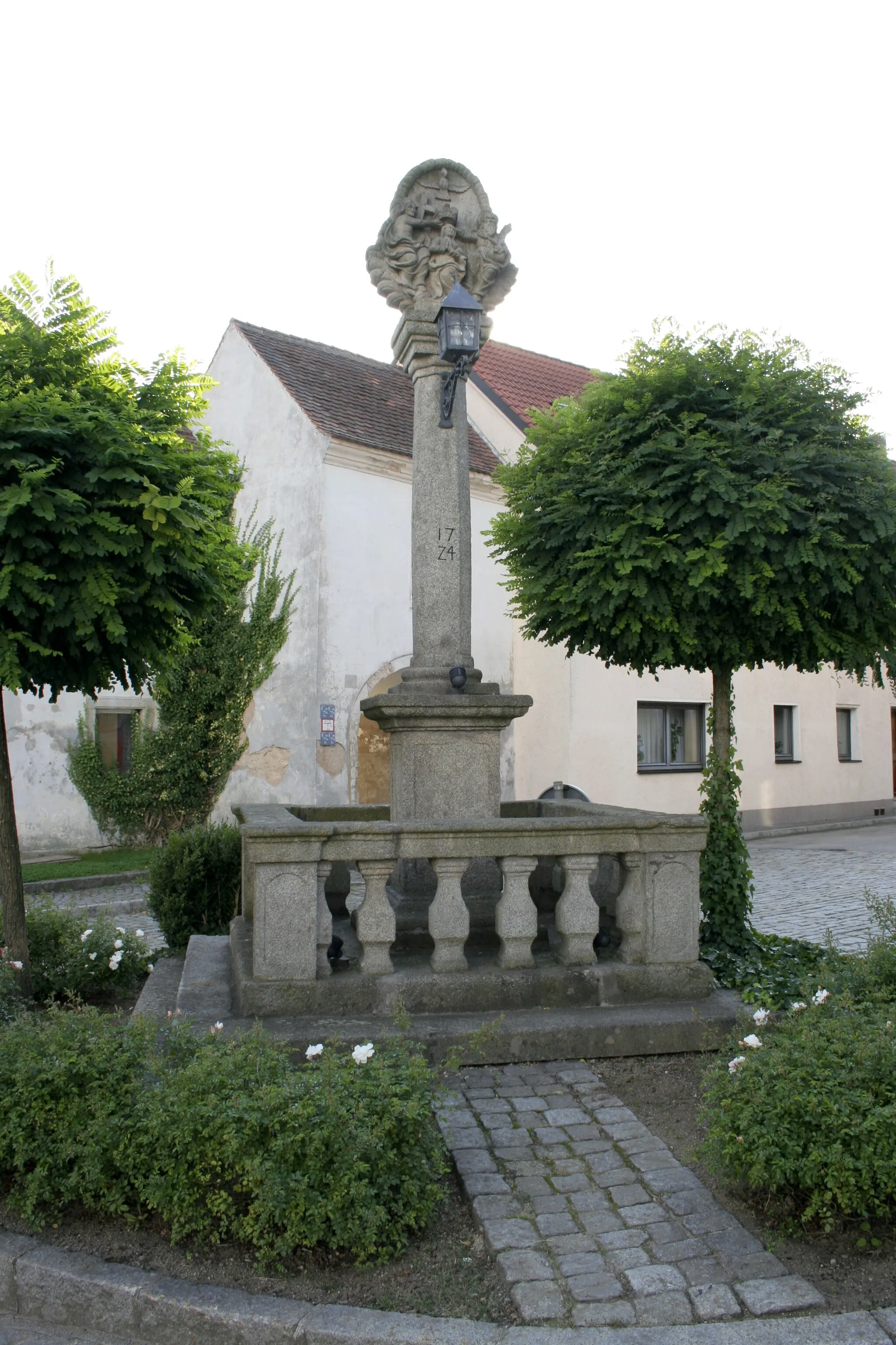 Photo showing: Monument; Germany; Bavaria; Upper Palatinate; administrative district Neustadt a.d. Waldnaab, Waldthurn; stone pillar with coronation of Mary (D-3-74-165-3)