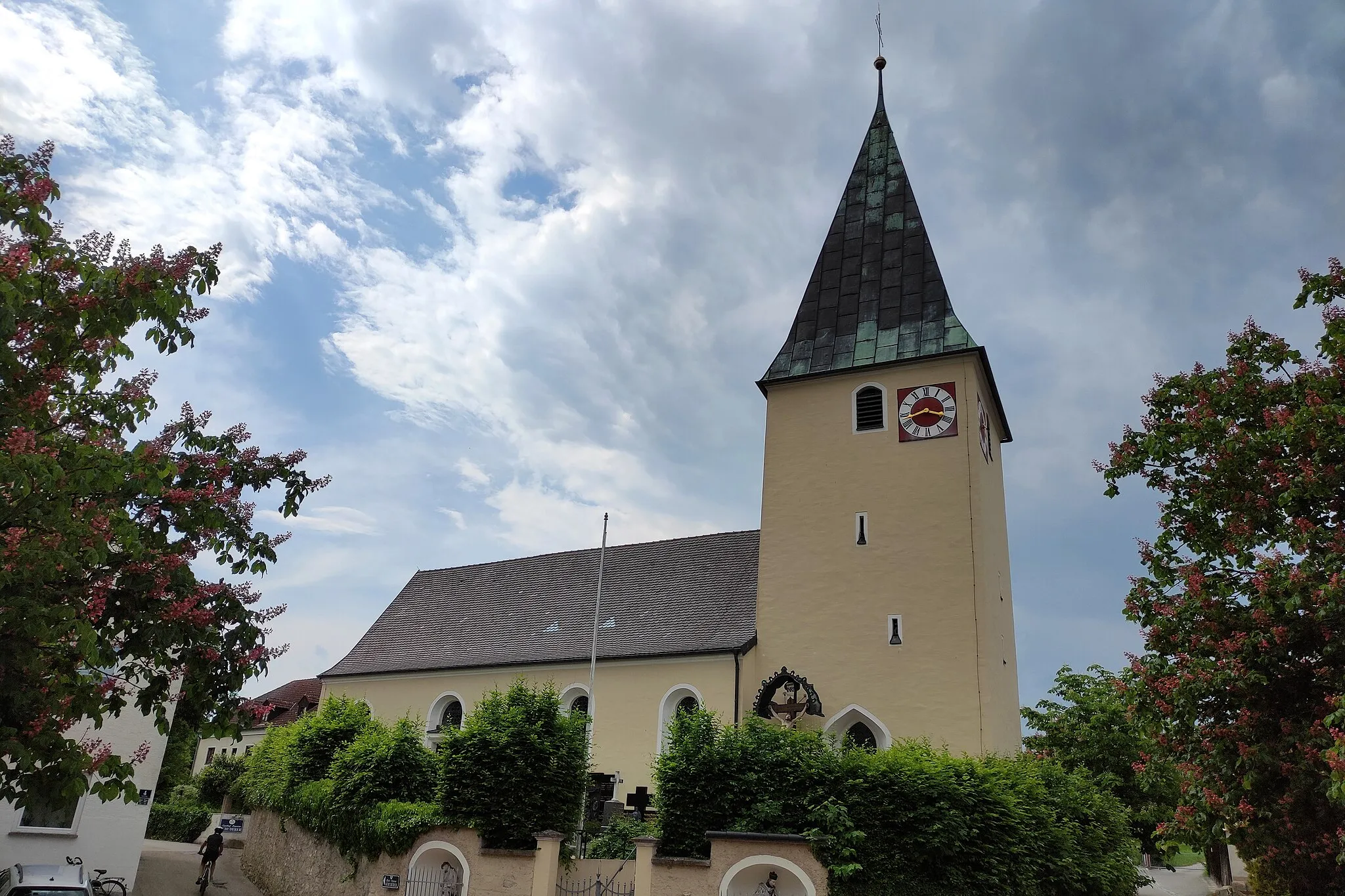 Photo showing: Jetzt Friedhofskirche, Chorturmkirche mit Zeltdach, mittelalterlich, mit Veränderungen im 17./18. Jahrhundert; mit Ausstattung und Resten einer Figurenstele am Chor, spätgotisch, bezeichnet 1492; Friedhofsmauer, mittelalterlich, mit zwei Nischen mit den Figuren Christi in der Rast und des hl. Johannes Nepomuk, 18. Jahrhundert