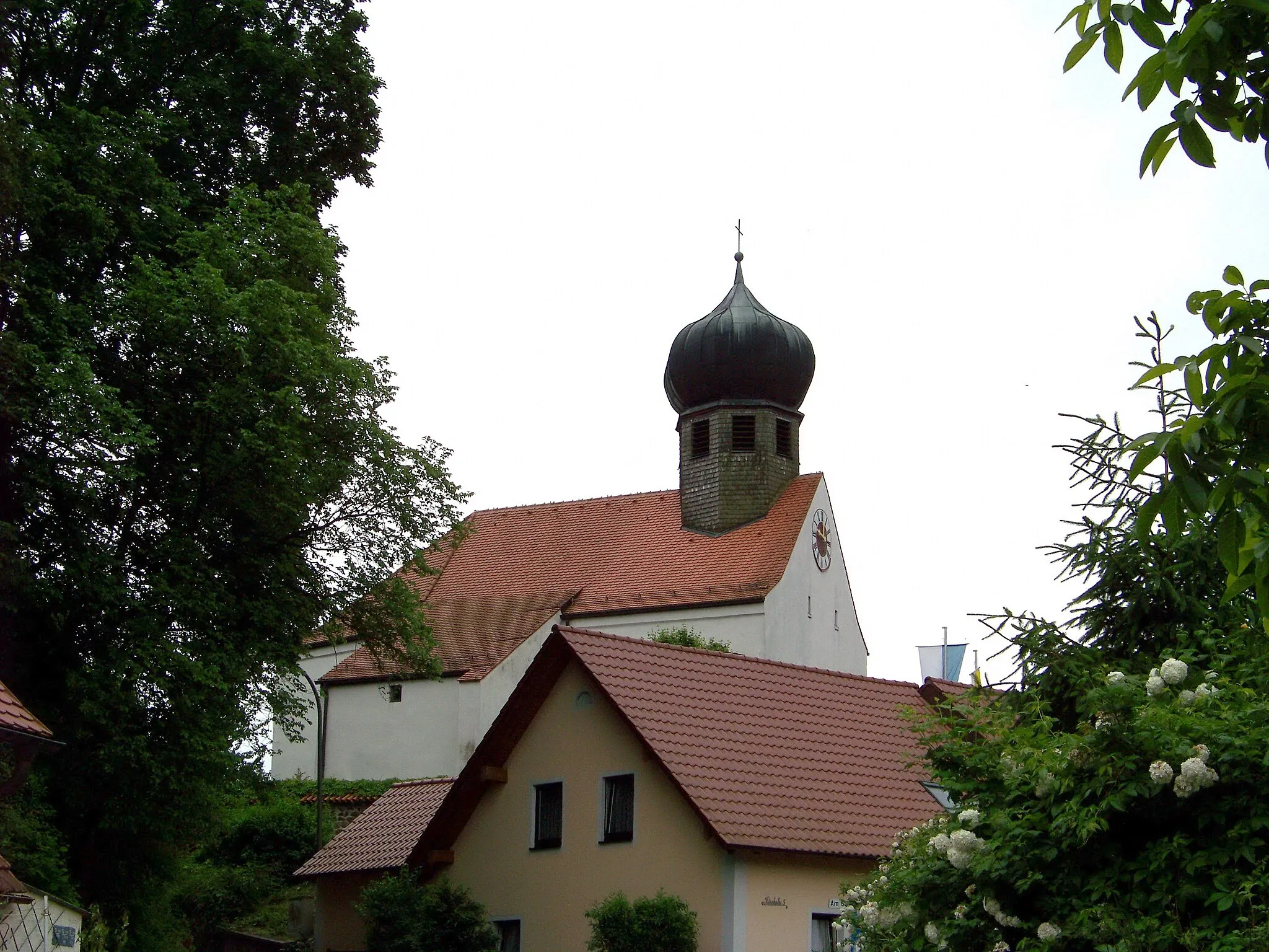 Photo showing: Donaustauf, Sulzbach, Kirchstraße 7.Katholische Filialkirche St. Martin, ehem. Wehrkirche, Saalbau mit abgewalmtem Satteldach und verschindeltem Dachreiter mit Zwiebelhaube, frühgotisch, barock verändert; Friedhofsmauer aus Granitbruchstein, spätgotisch.