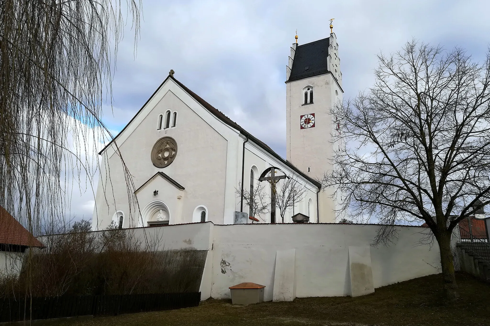 Photo showing: St. Petrus und Klemens ist eine denkmalgeschützte römisch-katholische Pfarrkirche in der Kirchbergstraße 14 im Ortsteil Moosham der Gemeinde Mintraching.