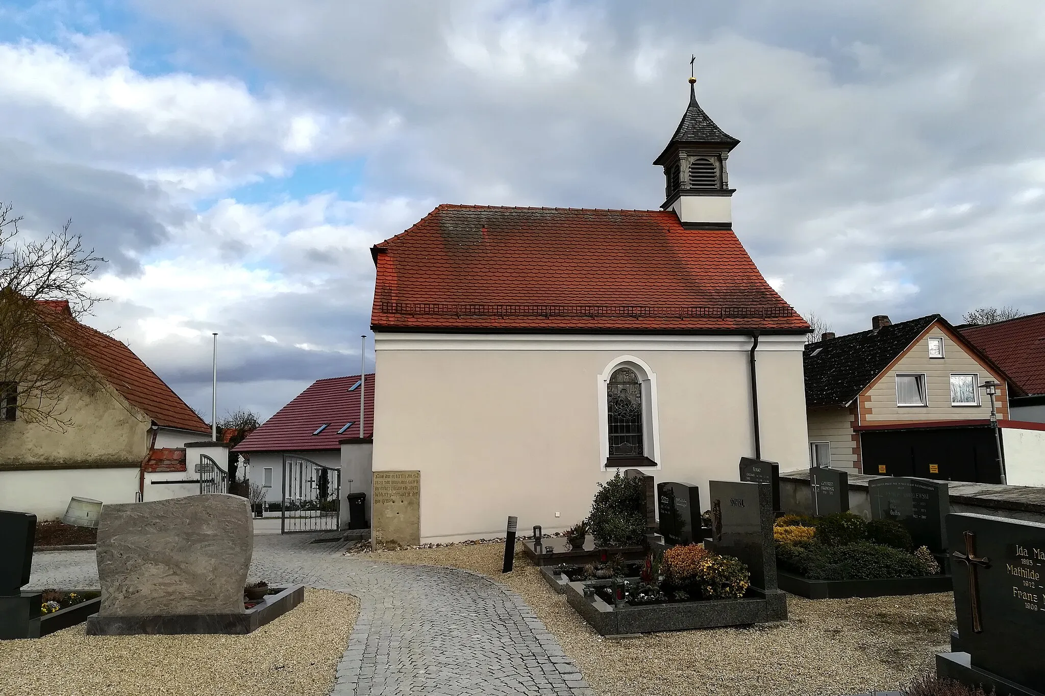 Photo showing: Die vor der Kirche befindliche ehemalige Friedhofs-, jetzt Kriegergedächtniskapelle aus dem 17./18. Jahrhundert ist ein Saalbau mit Halbwalm und Dachreiter und einem Portal mit Schweifrahmen. Um 1920 erfolgte ein Umbau der Kapelle.