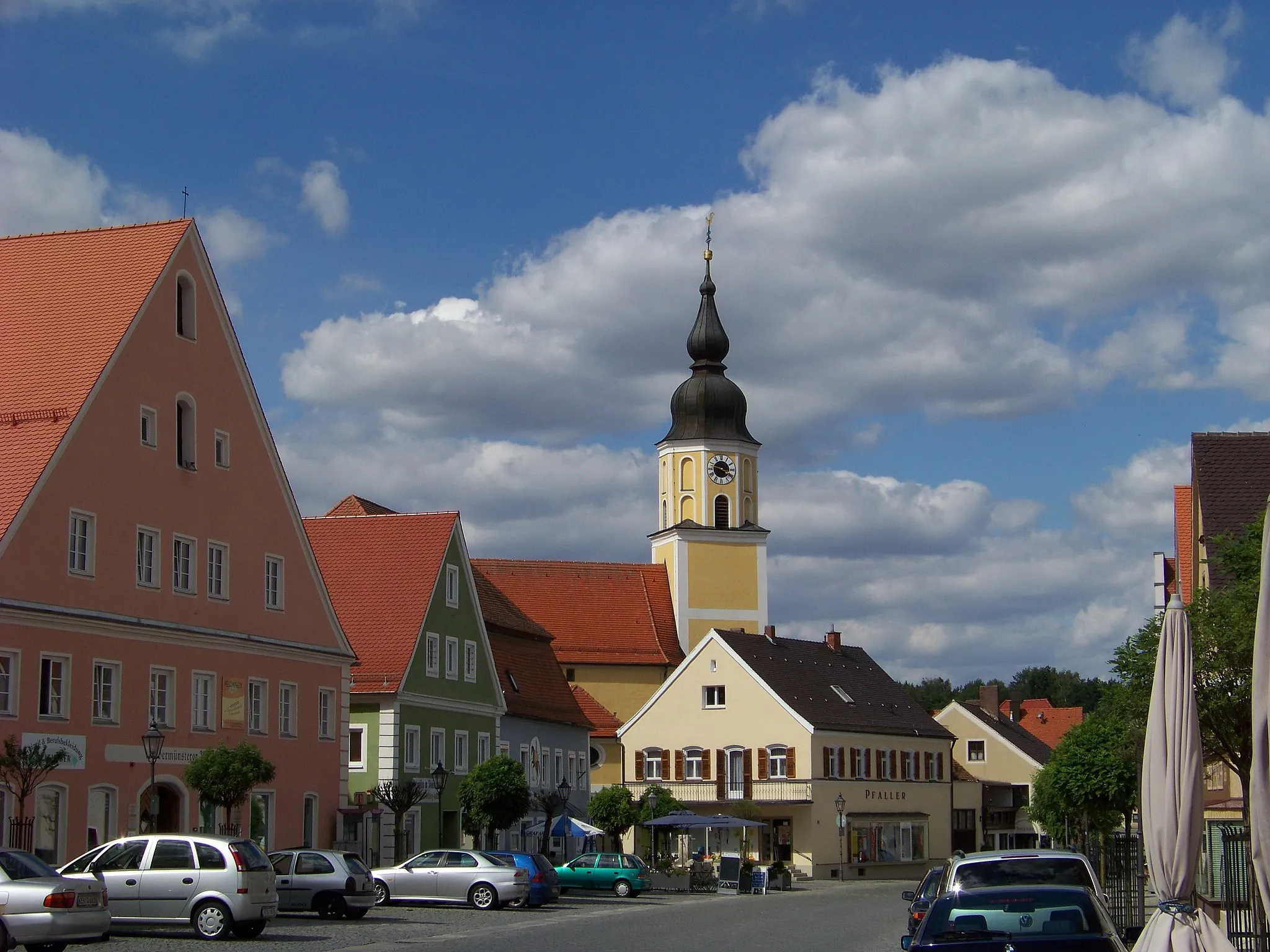 Photo showing: Langquaid Marktplatz 14. Katholische Pfarrkirche St. Jakob d. Ä. Saalkirche mit Steildach, eingezogenem Rechteckchor und Chorscheitelturm, Portalvorhalle nach Süden, Chor und Turm im Kern romanisch, 13. Jahrhundert, Langhaus spätgotisch, 15. Jahrhundert, Barockisierung der Anlage um 1740, Verlängerung nach Westen, 1917.