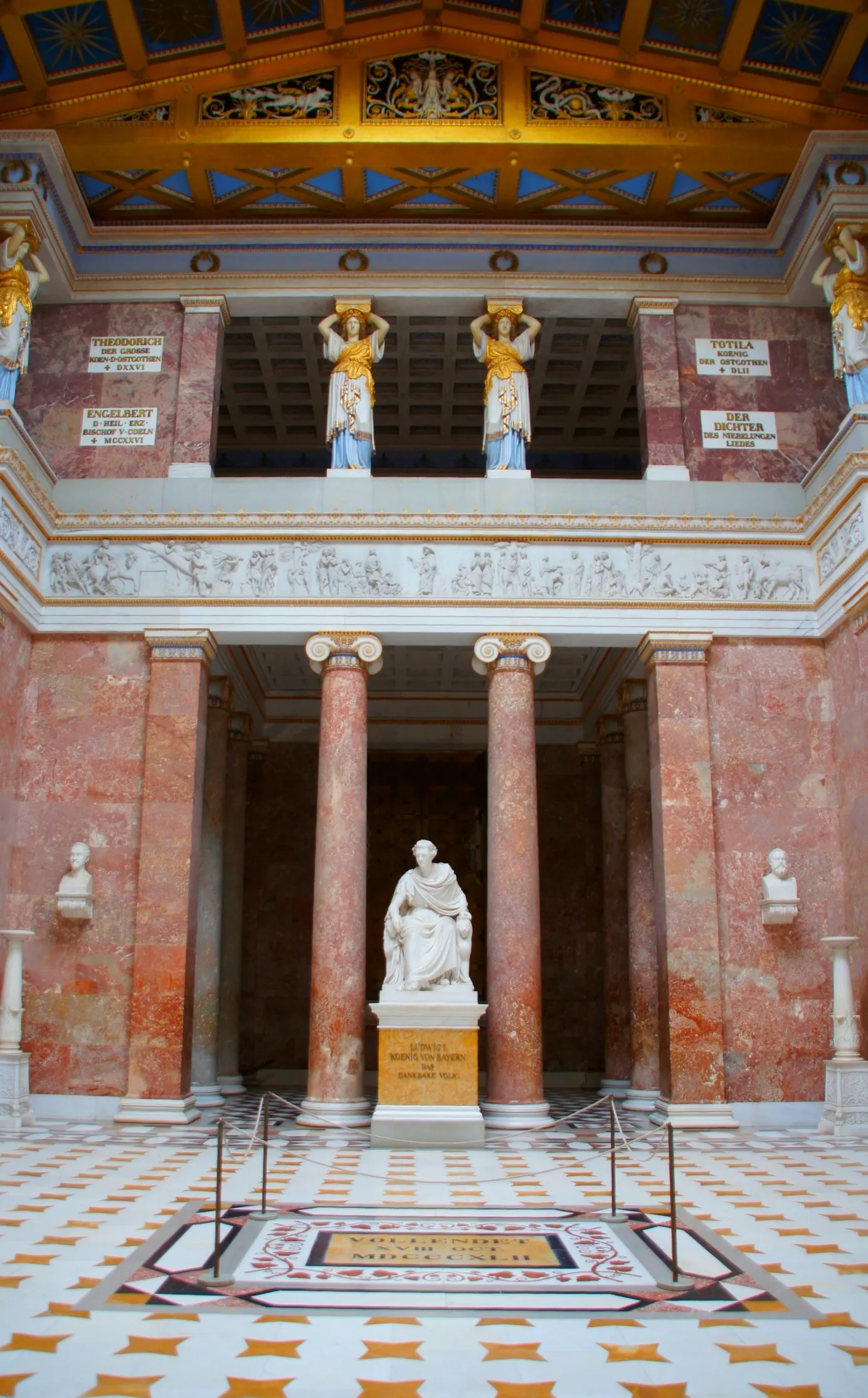 Photo showing: Die Walhalla ist eine Ruhmeshalle berühmter und ausgezeichneter Persönlichkeiten deutscher Sprache. 'Teutscher Zunge zu seyn, wird erfordert, um Walhallas Genosse zu werden'  Originalton des Kronprinzen  Ludwig von Bayern. Dieser Ludwig von Bayer ließ als König Ludwig I von Bayern die Ruhmeshalle hoch über der Donau bei Regenstaufen, Kreis Regensburg im Stile eines griechischen Tempels ( Panthenon) erbauen und eröffnete sie 1842 am Jahrestag der Völkerschlacht bei Leibzig. Bei der Eröffnung wurden 160 Personen mit Büsten, bzw. wenn eine authentische Abbildung des Gesichtes fehlte, mit Gedenktafel geehrt. Der Namenvorschlag Walhalla stammt vom Schweizer Geschichtsschreiber Johannes von Müller, der auch bei der Auswahl der Persönlichkeiten beteiligt war.

Johannes Heribert Pohl