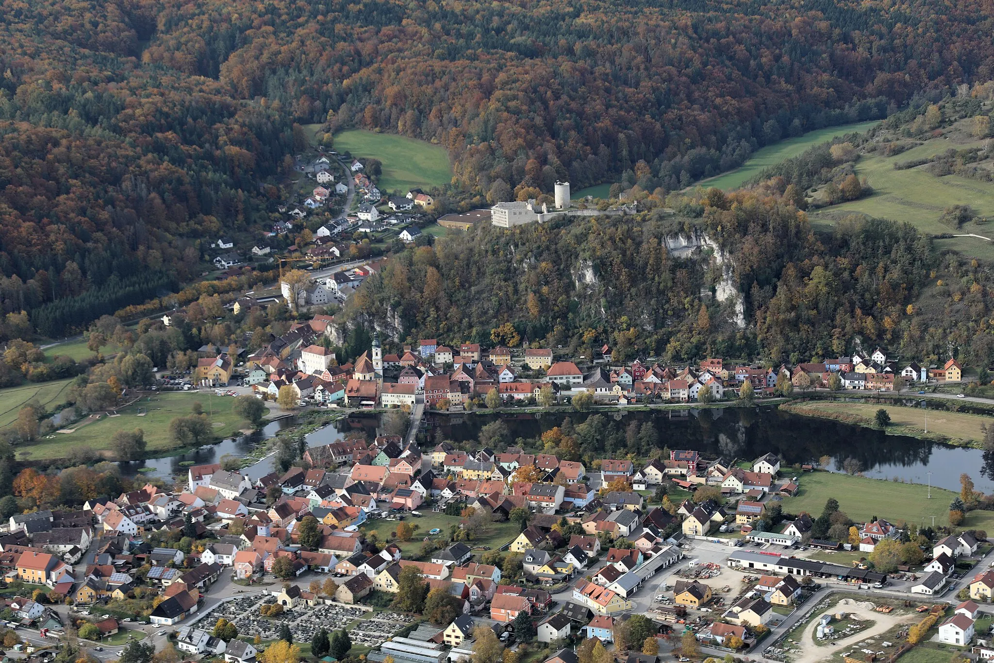 Photo showing: Kallmünz, in der Bildmitte der Fluss Naab; Kallmünz, Landkreis Regensburg, Oberpfalz, Bayern