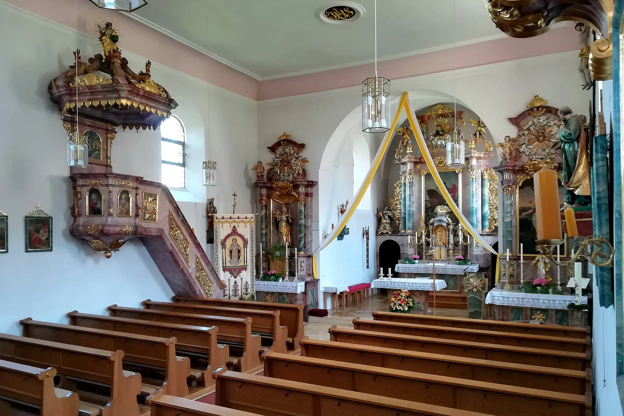 Photo showing: Die Kirche St. Martin in Deuerling stammt aus dem Jahr 1281, sie wurde vom Bayernherzog Heinrich dem Kloster Prüfening gestiftet.