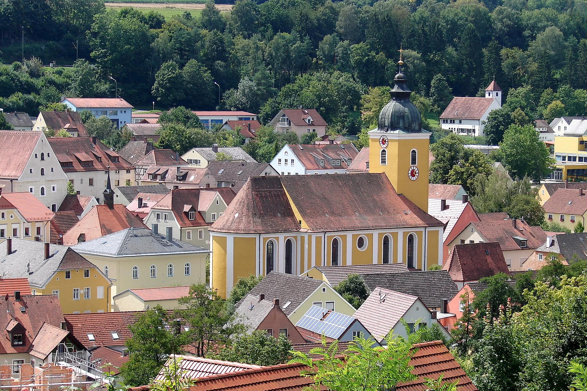 Photo showing: Die römisch-katholische Pfarrkirche St. Peter und Paul ist die Hauptkirche in dem oberpfälzischen Markt Beratzhausen.