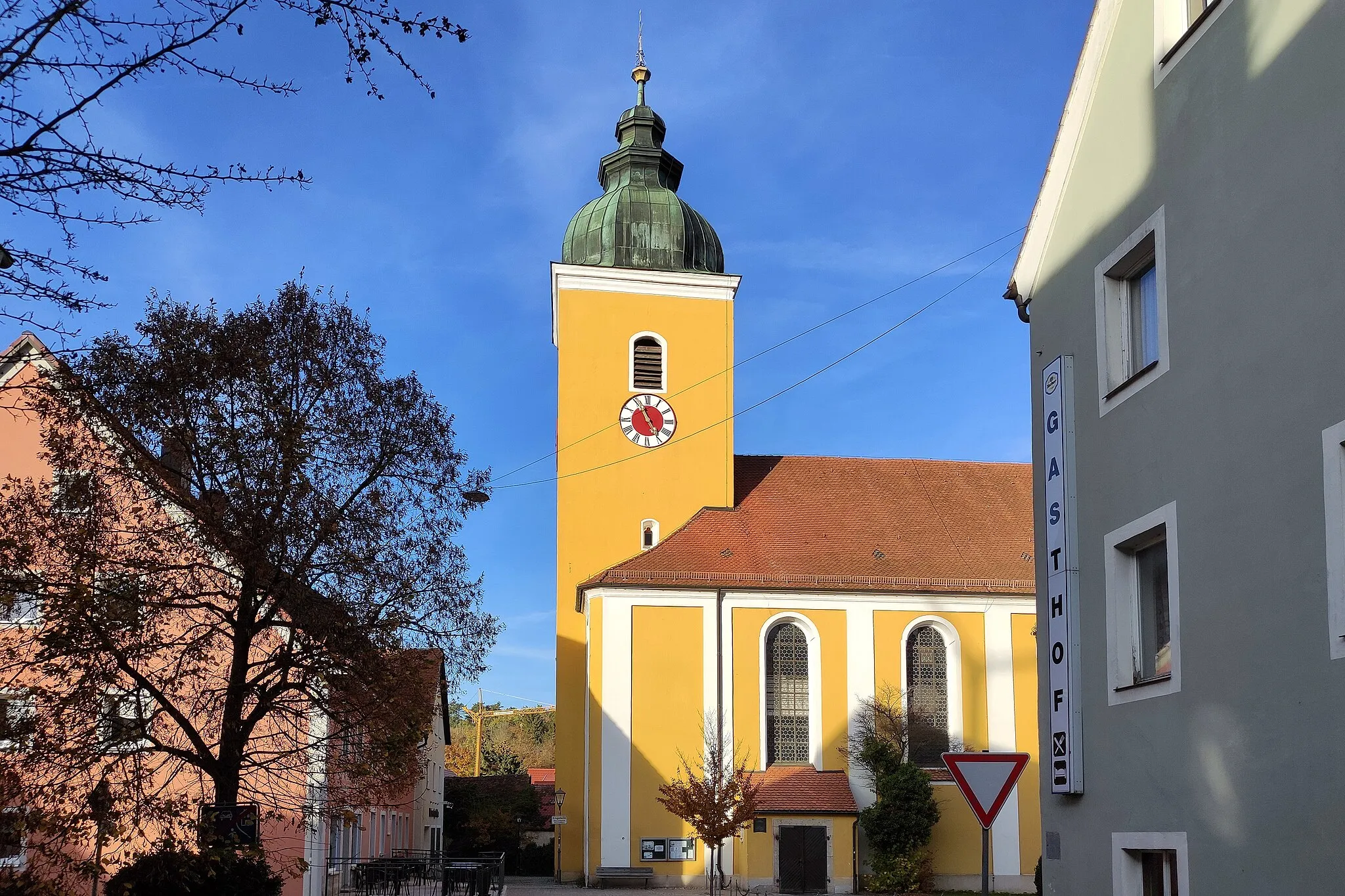 Photo showing: Die römisch-katholische Pfarrkirche St. Peter und Paul ist die Hauptkirche in dem oberpfälzischen Markt Beratzhausen.