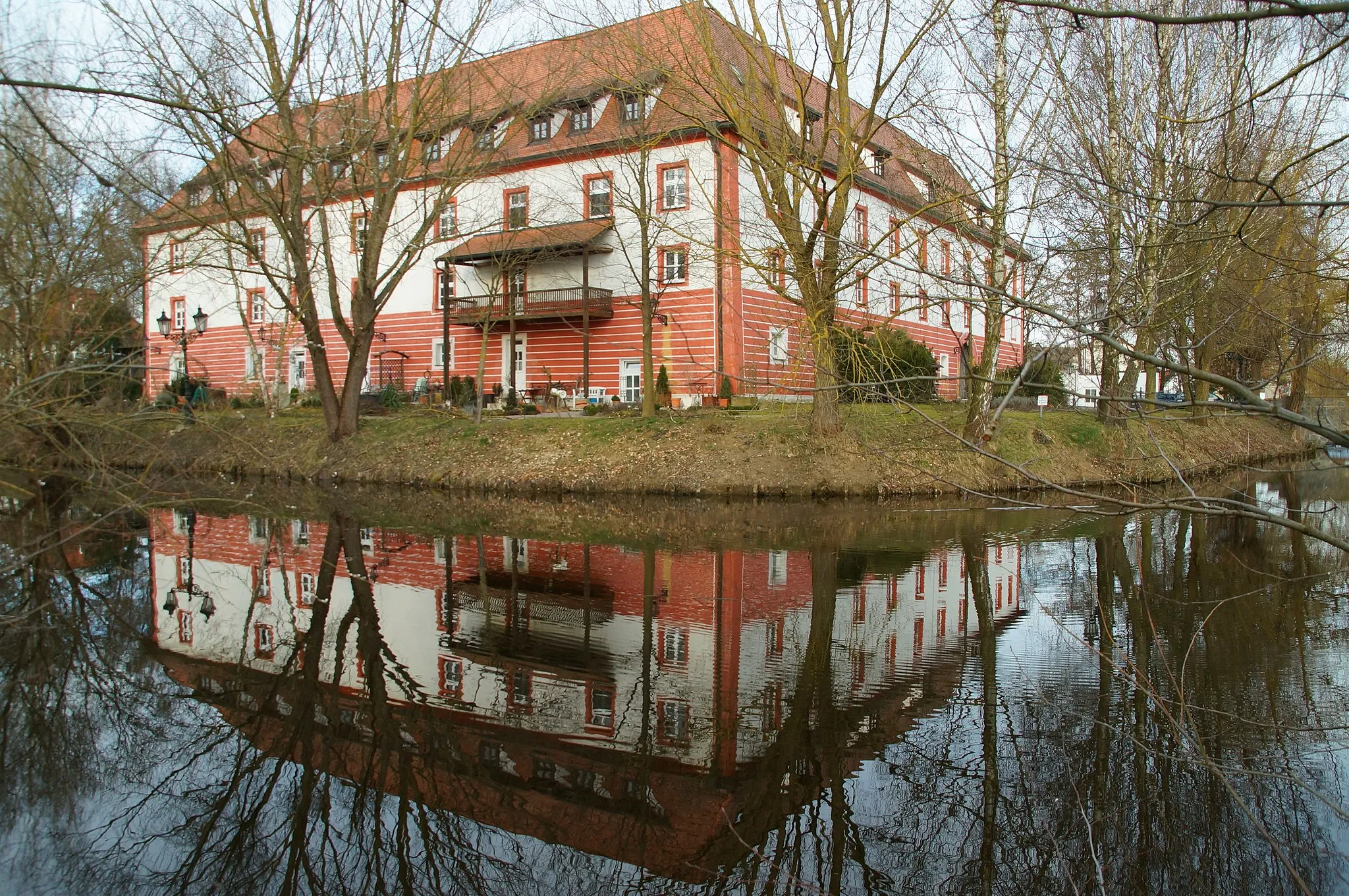 Photo showing: Wasserschloss Gebelkofen in Gebelkofen, Obertraubling, Bayern
This is a photograph of an architectural monument. It is on the list of cultural monuments of Bayern, no. D-3-75-179-4.