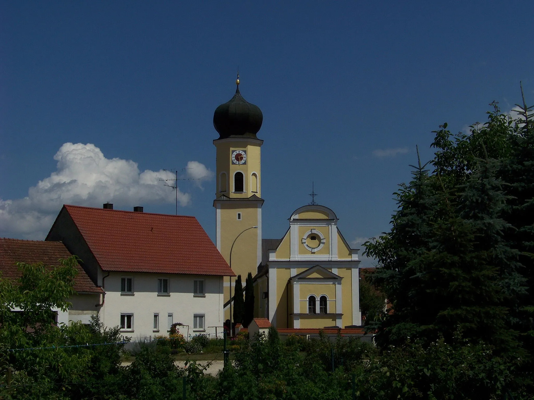 Photo showing: Mötzing. Kastnerstraße; Kastnerstraße 58; Laaberallee. Kath. Benefiziumskirche Maria
Immaculata, Saalbau mit abgewalmtem Satteldach, Flankenturm mit Zwiebelhaube und Giebelfassade mit Vorbau und Pilastergliederung, Chor und Turm gotisch, Langhaus im Kern romanisch, Erweiterung im Barock und Ende 19. Jahrhundert in Neurenaissanceformen; mit Ausstattung, am Langhaus Seelenhaus mit gotischer Pietà, um 1430; Friedhofsmauer, 18. /19. Jahrhundert.