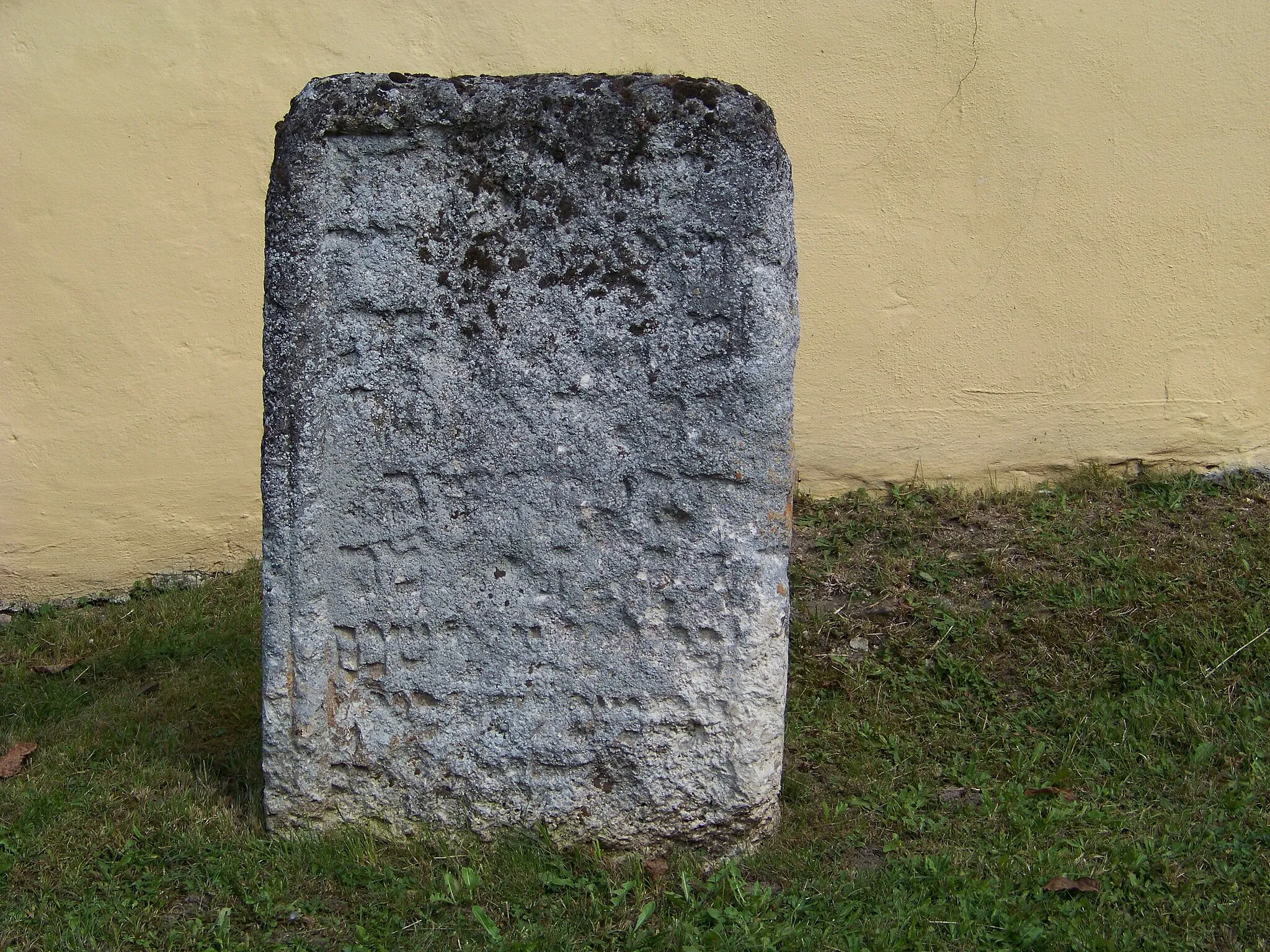 Photo showing: Mintraching, Mangolding, Kirchstraße. Jüdischer Grabstein. Kalkstein, mittelalterlich; 1519 aus Regensburg hierher verschleppt.