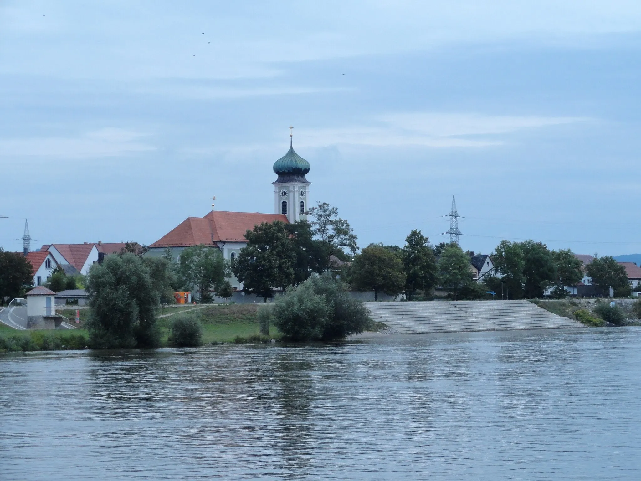 Photo showing: Anleger in Schwabelweis mit St.-Georgs-Kirche im Hintergrund