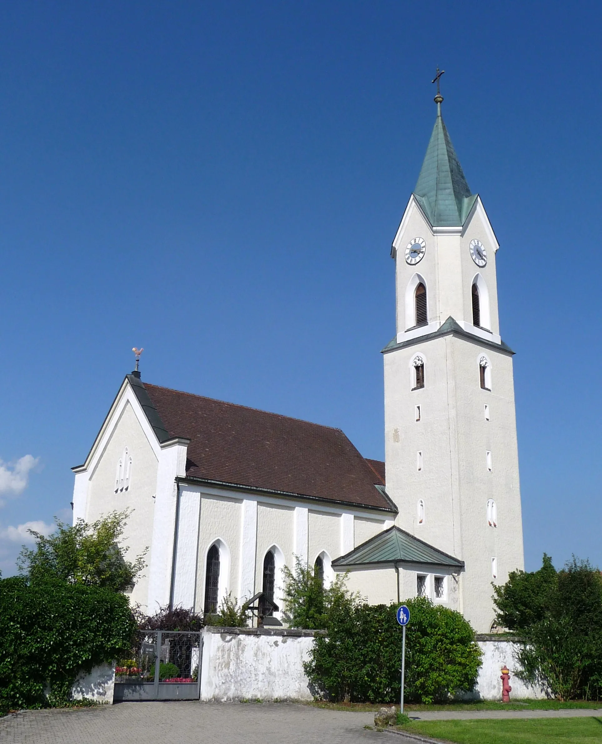 Photo showing: Die Pfarrkirche St. Lucas in Aholfing