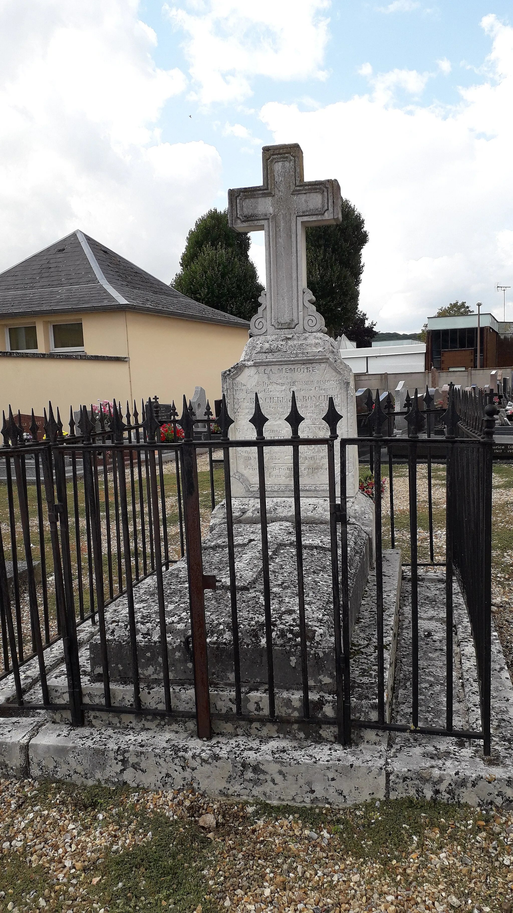 Photo showing: Tombe de la famille de la Roncière dont(1773-1854)