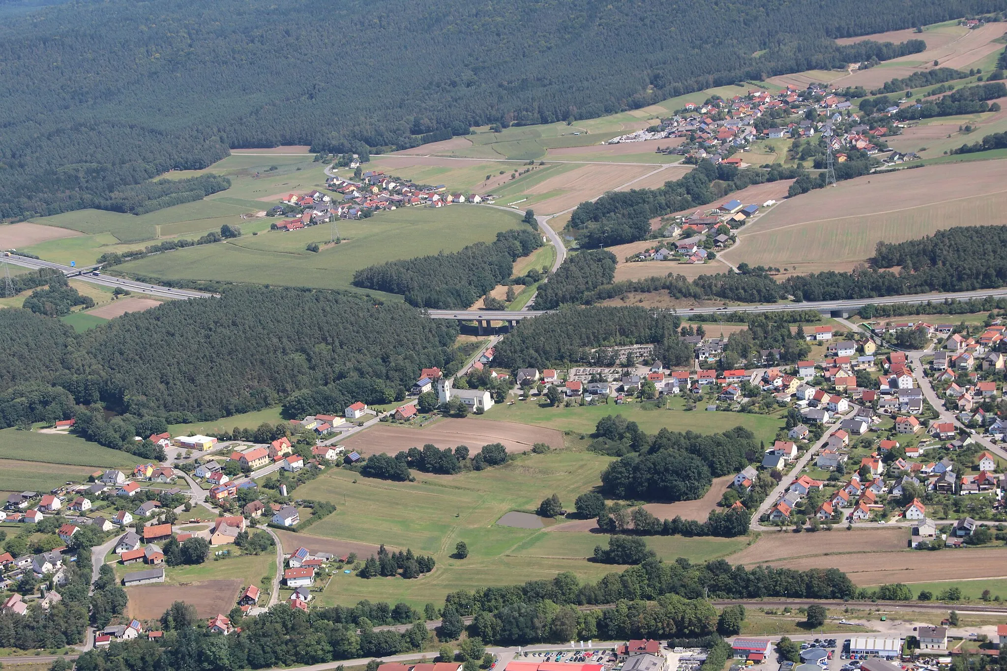Photo showing: Rappenbügl (links), Katzheim (Bildmitte) und Meßnerskreith (rechts oben);Maxhütte-Haidhof, Landkreis Schwandorf, Oberpfalz, Bayern (2012)