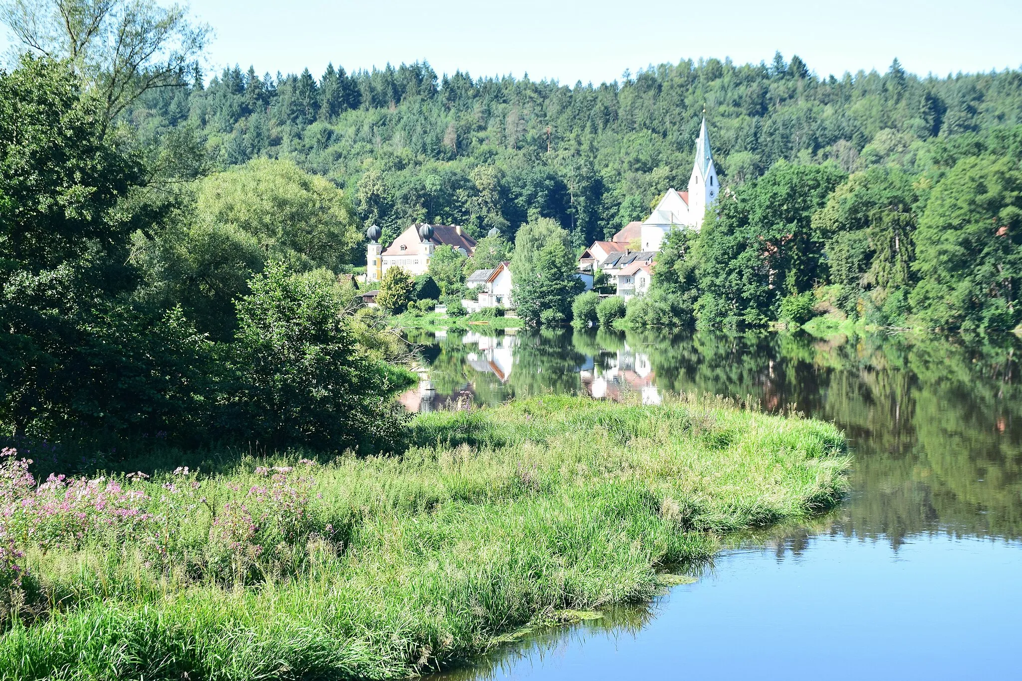 Photo showing: Schloss, Kirche, Fluss, Wald