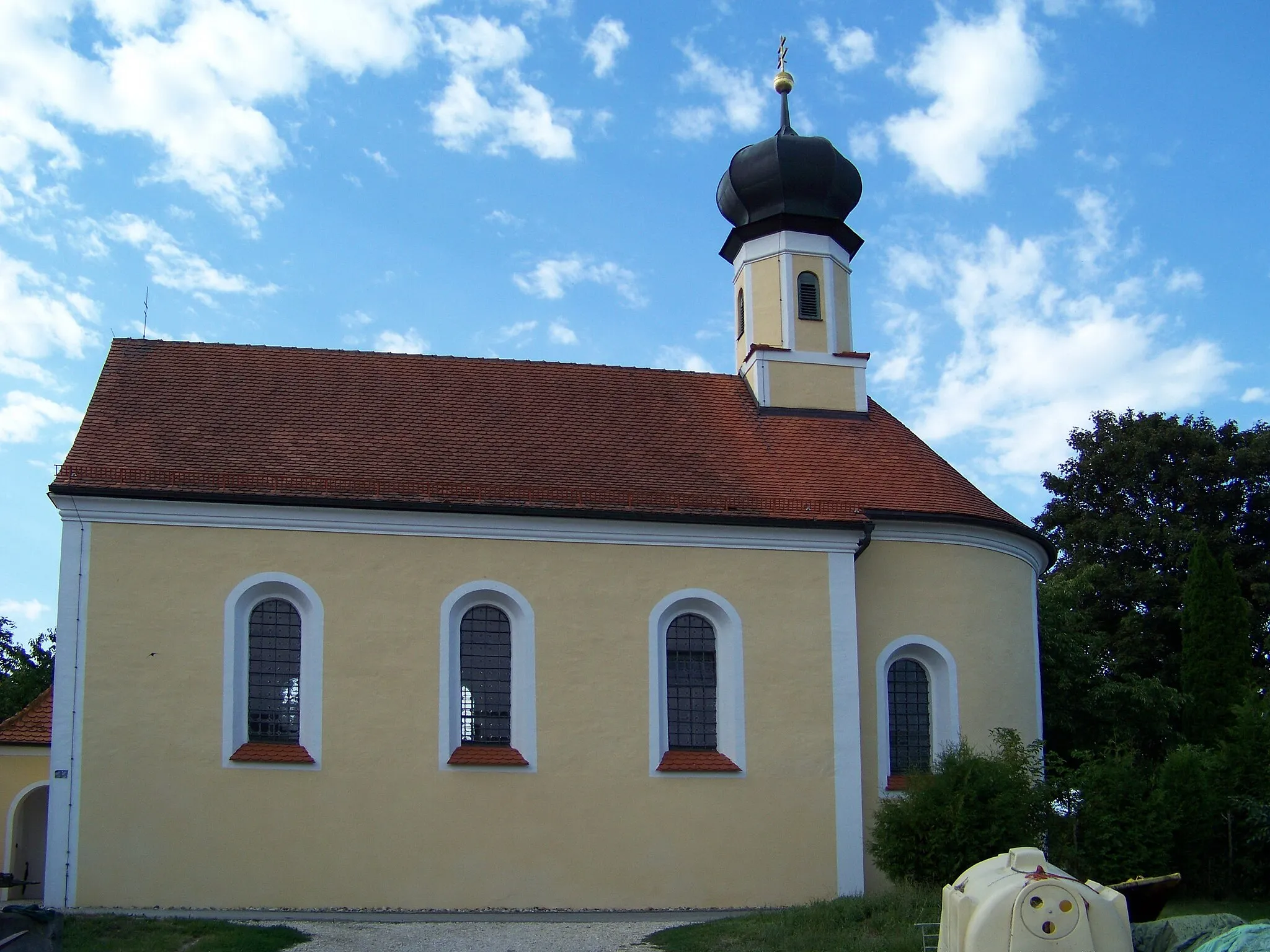 Photo showing: Thalmassing, Obersanding. Katholische Nebenkirche St. Petrus, Saalbau mit eingezogenem Chor und Chordachreiter mit Zwiebelhaube, 17. Jh; mit Ausstattung.