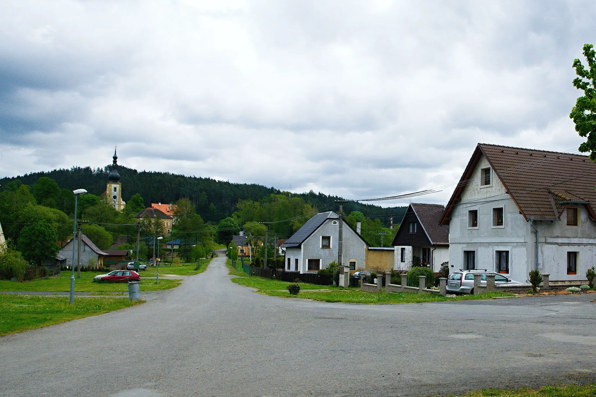 Photo showing: Brod nad Tichou - náves, v pozadí pohled na kostel a faru

This file was created as a part of the photographic program of Wikimedia Czech Republic. Project: Foto českých obcí The program supports Wikimedia Commons photographers in the Czech Republic.