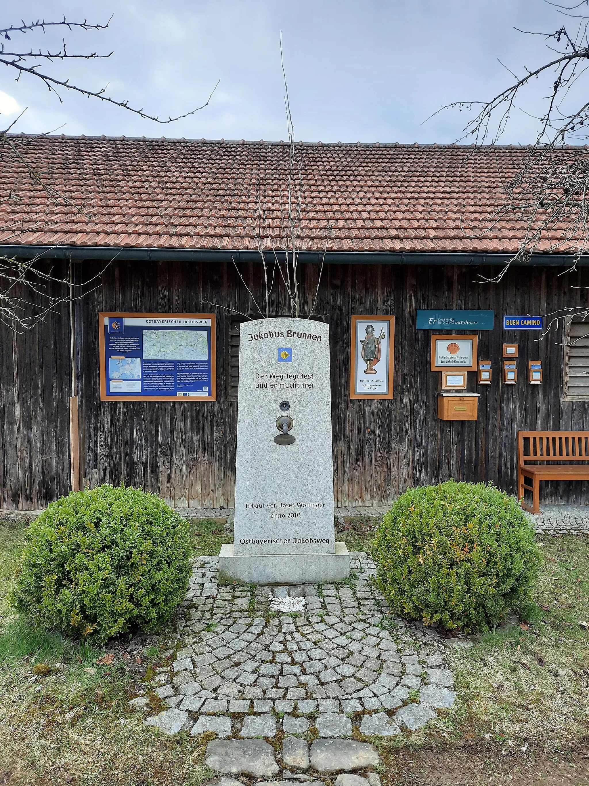 Photo showing: Dieser Jakobus-Brunnen wurde durch Josef Wollinger erbaut, damit sich Pilger auf dem Weg erfrischen können. Leming, Gem. Eschlkam