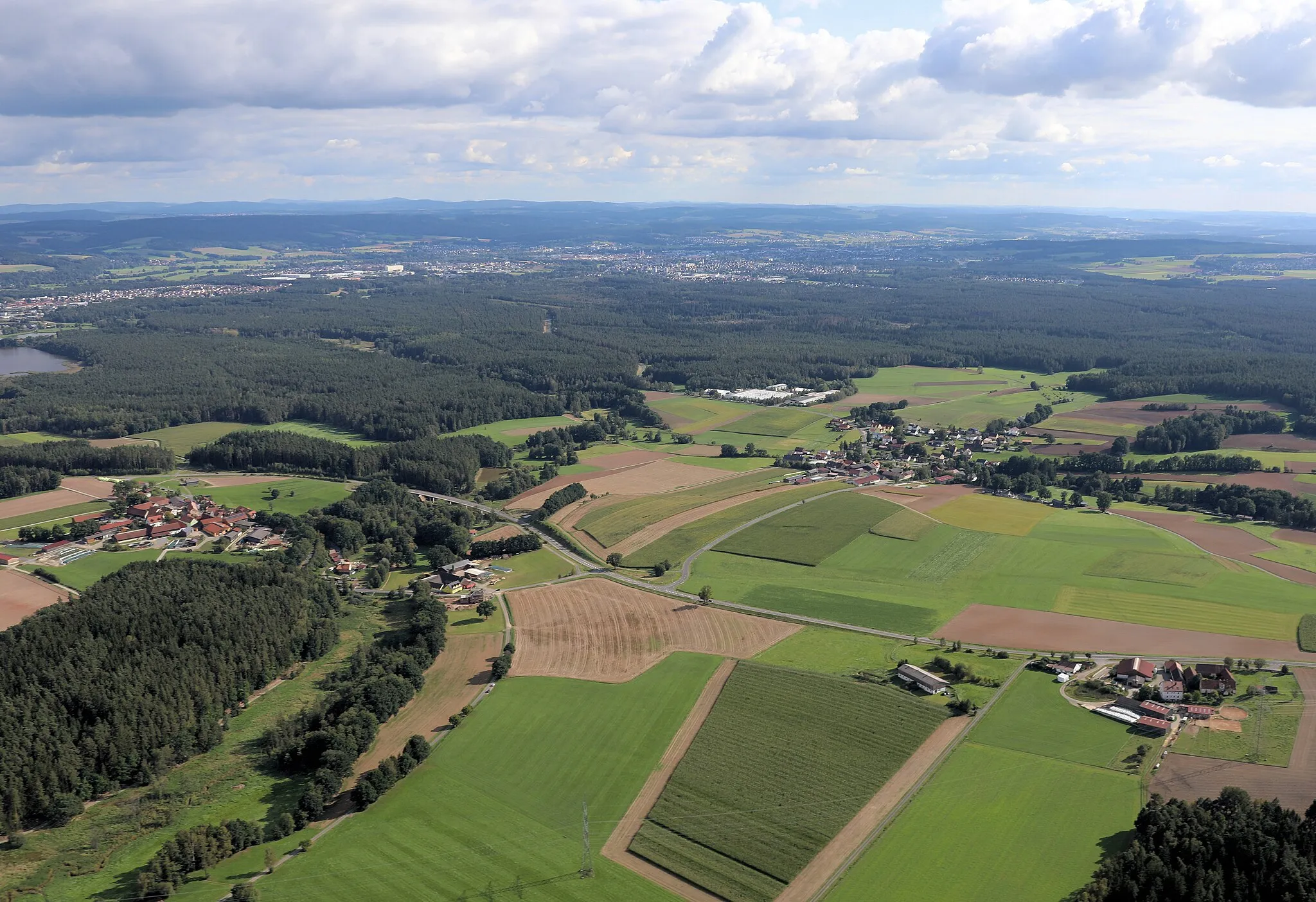 Photo showing: Buch (links), Meerbodenreuth (Bildmitte), Kotzau (rechts), im Hintergrund Altenstadt (links) und Weiden; Altenstadt an der Waldnaab, Oberpfalz, Bayern