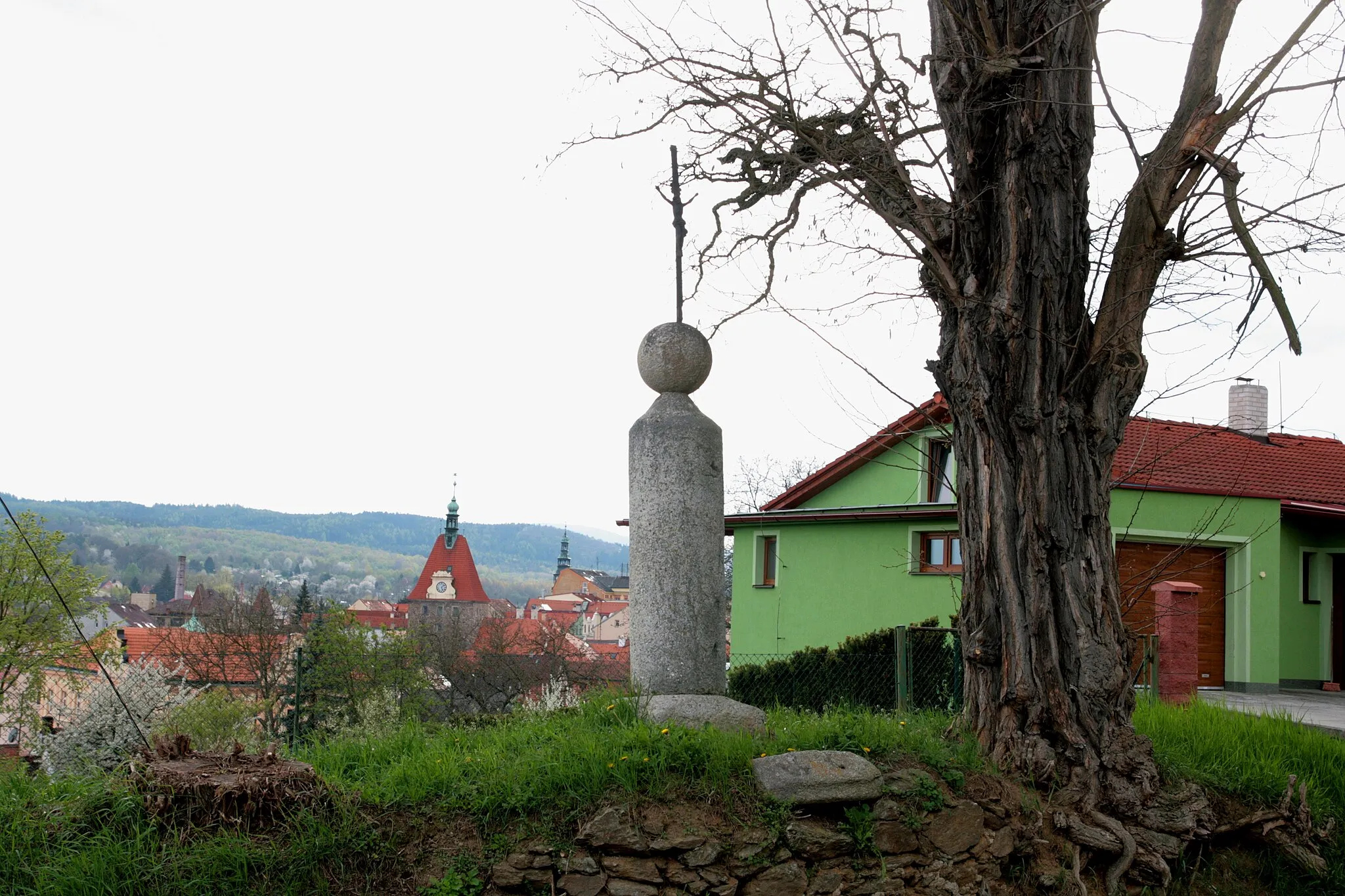 Photo showing: Město Domažlice. Kříž v Jindřichově ulici nedaleko křižovatky s ulicí Šumavskou, naproti domu čp. 143 na Dolejším Předměstí.