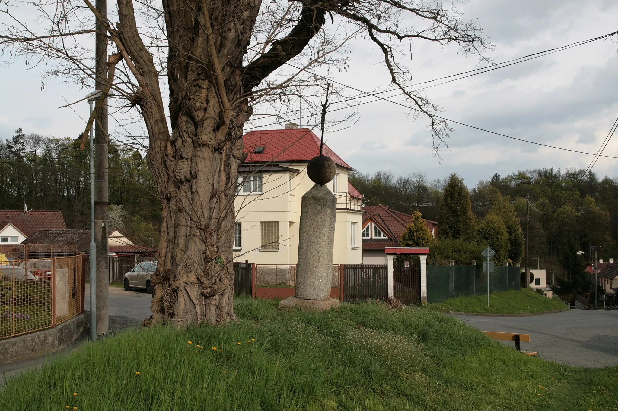 Photo showing: Město Domažlice. Kříž v Jindřichově ulici nedaleko křižovatky s ulicí Šumavskou, naproti domu čp. 143 na Dolejším Předměstí.