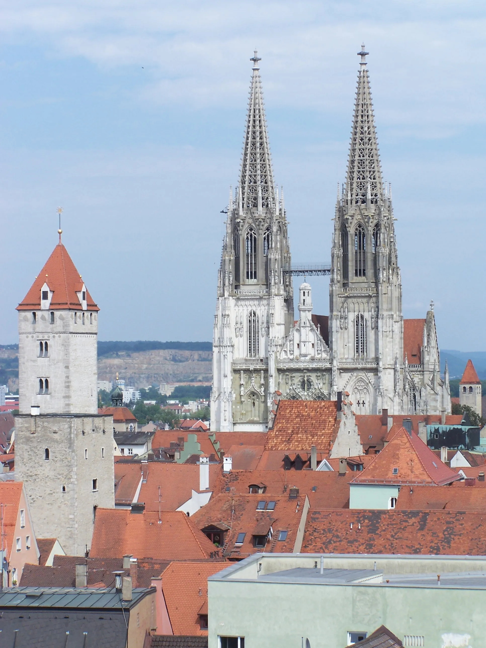 Photo showing: Blick auf Goldenen Turm und Dom St. Peter in Regensburg. Ansicht von West nach Ost vom Turm der Dreieingkeitskirche