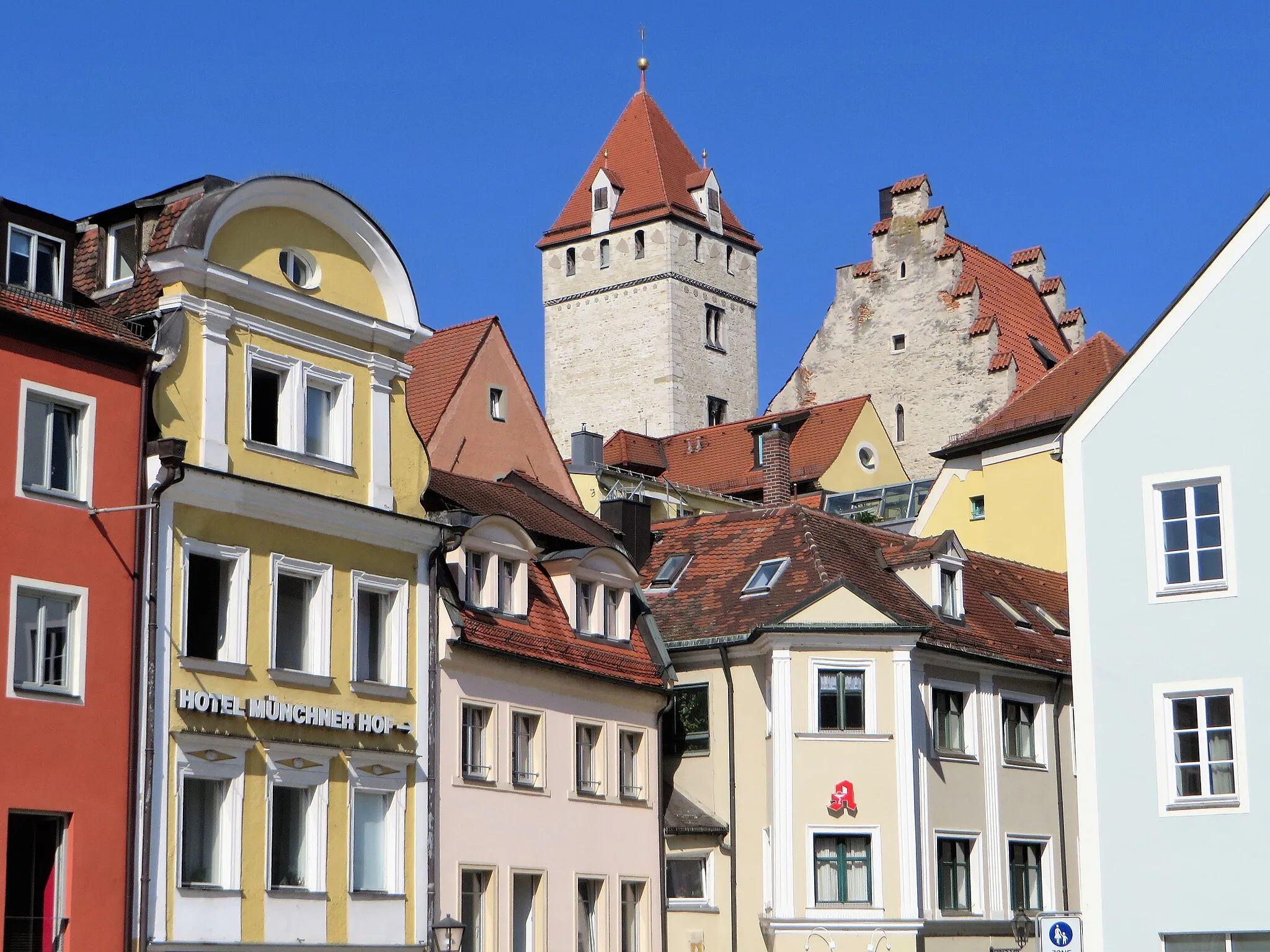 Photo showing: Blick vom Neupfarrplatz zum Goldenen Turm in Regensburg, Wahlenstraße 16. Erbaut wurde der 50 m hohe neunstöckige Geschlechterturm im Jahre 1260. Er ist der höchste Wohnturm nördlich der Alpen.