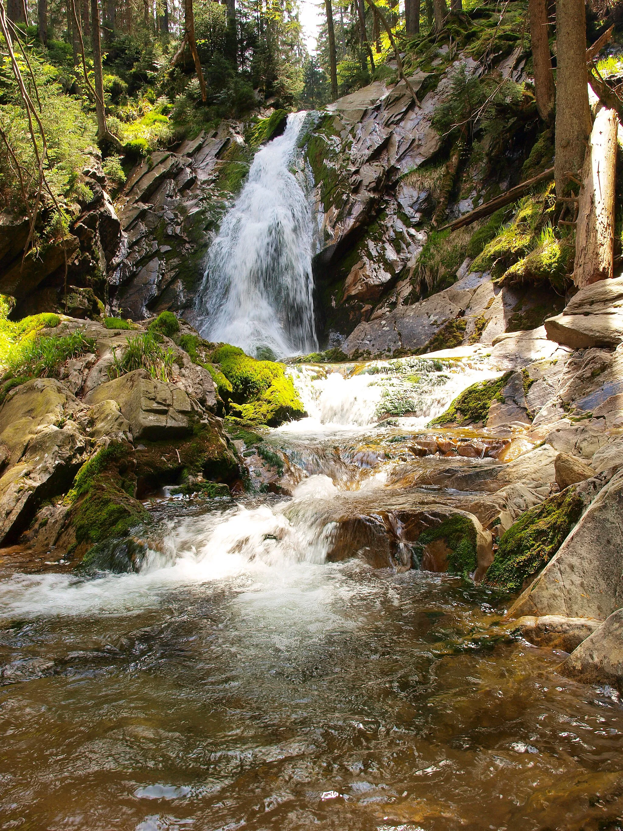 Photo showing: Bílý vodopád v oblasti Bílá strž je přírodní útvar o výšce 13 m, který je na Bílém potoce v blízkosti Černého jezera