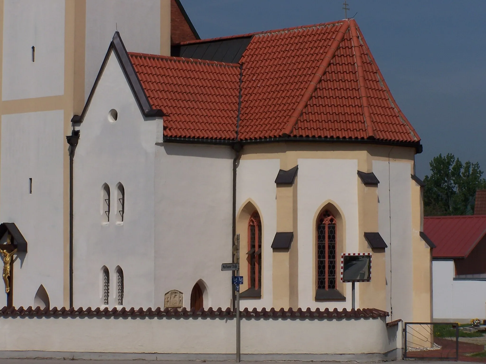 Photo showing: Mengkofen, Hüttenkofen Straubinger Straße 13. Katholische Filialkirche Mariä Himmelfahrt.
Saalbau mit Südturm und eingezogenem Chor. Chor und Turmunterbau um 1400, Langhausneubau in Blankziegeln, von Leonhard Schmidtner, Baujahr 1852.

Der Turm und der eingezogene, zweijochige Chor, der in fünf Achteckseiten geschlossen ist sind im Gegensatz zum Kirchenschiff verputzt.Gotische Maßwerkfenster. Die Strebepfeiler sind farblich hervorgehoben.