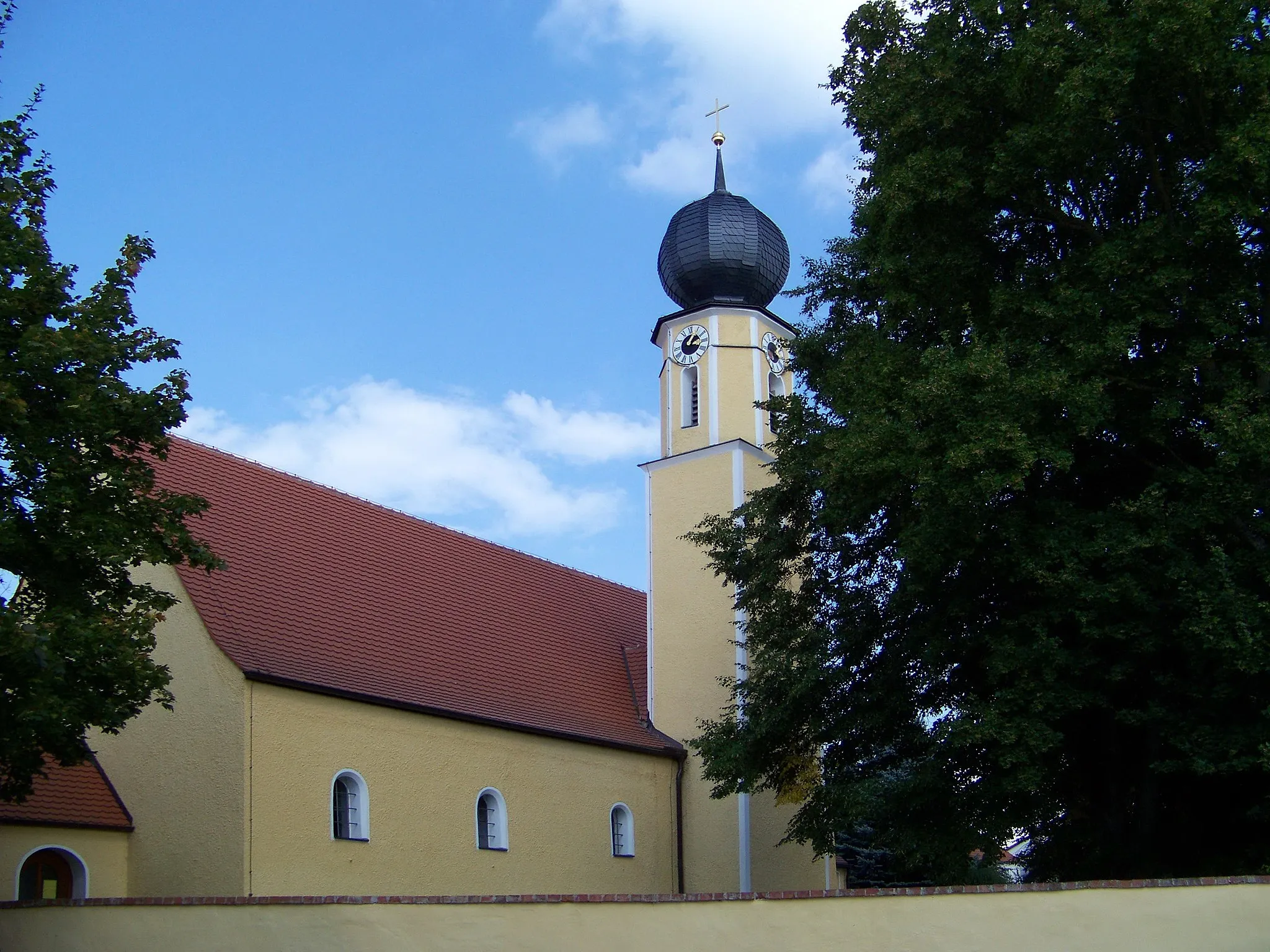 Photo showing: Mintraching, Mangolding, Kirchstraße 3. Kath. Nebenkirche St. Peter und Paul. Saalbau mit eingezogenem Chor und Halbwalmdach, Flankenturm mit Zwiebelhaube und Vorzeichen, 13. Jahrhundert, Verlängerung im Barock; mit Ausstattung.