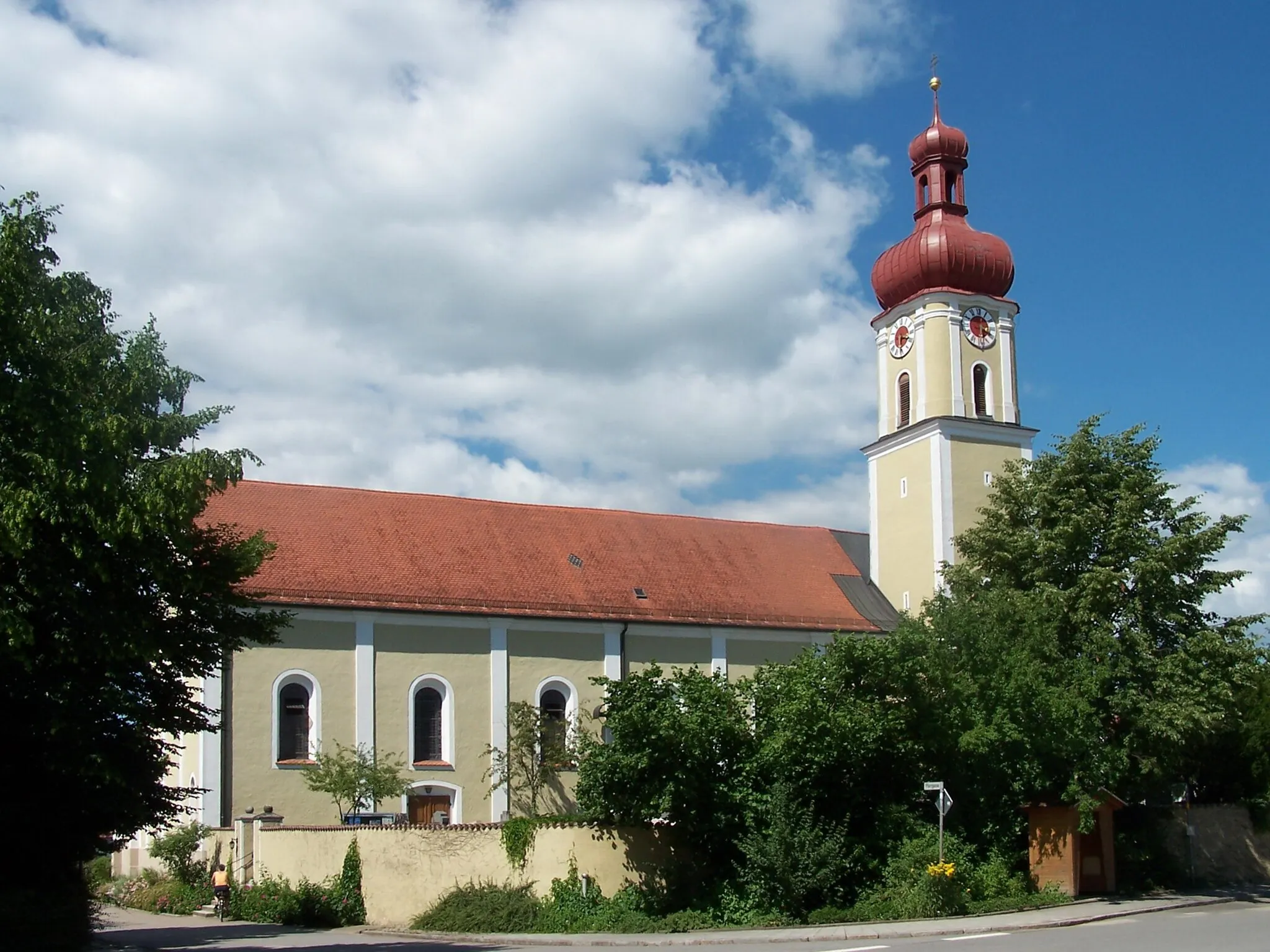 Photo showing: Riekoefen, Katholische Pfarrkirche St. Johann Bapt. und Johannes Ev., Saalbau mit eingezogenem Chor, Flankenturm mit Zwiebelhaube und Pilastergliederung, im Kern 14. Jahrhundert, Langhaus und Turmaufbau 18. Jahrhundert, 1897 erweitert, 1869 neugotischer Kapellenanbau, jetzt Sakristei; mit Ausstattung; Friedhofsmauer, 18./19. Jahrhundert.