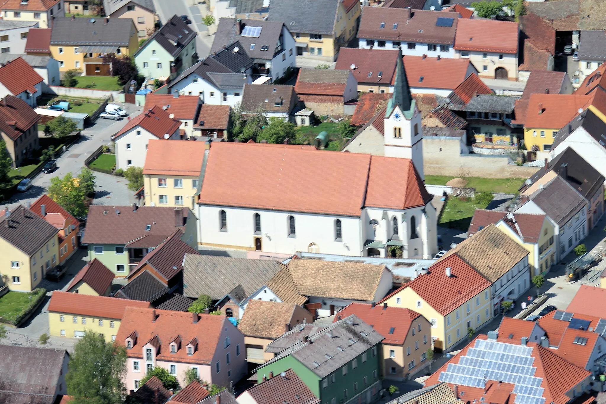 Photo showing: Pfarrkirche St. Ägidius, Bruck in der Oberpfalz, Landkreis Schwandorf, Oberpfalz, Bayern: Im Jahre 1140 weihte der Bamberger Bischof Egibert die katholische Pfarrkirche St. Ägidius. Die Anlage ist im Kern gotisch mit Sakristei, Ostchor und Turm. Nach der Zerstörung im 30-jährigen Krieg baute man das Langhaus und das Gewölbe neu auf. Die Inneneinrichtung ist im barocken und klassizistischen Stil ausgeführt. 1855/56 wurde das Gotteshaus nach Westen erweitert. 1889 erhöhte man den Turm auf 36m (Quelle: Hinweistafel an der Kirche)