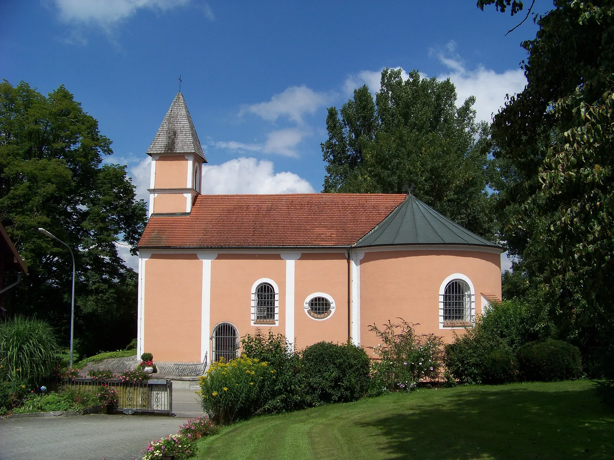 Photo showing: Opperkofen 11. Katholische Kirche der Schmerzhaften Muttergottes. Kleine Barockanlage des 
späten 17. Jh., nach Brand 1866 vergrößert und mit einem westlichen, quadratischen Dachreiter mit Pyramidendach versehen.