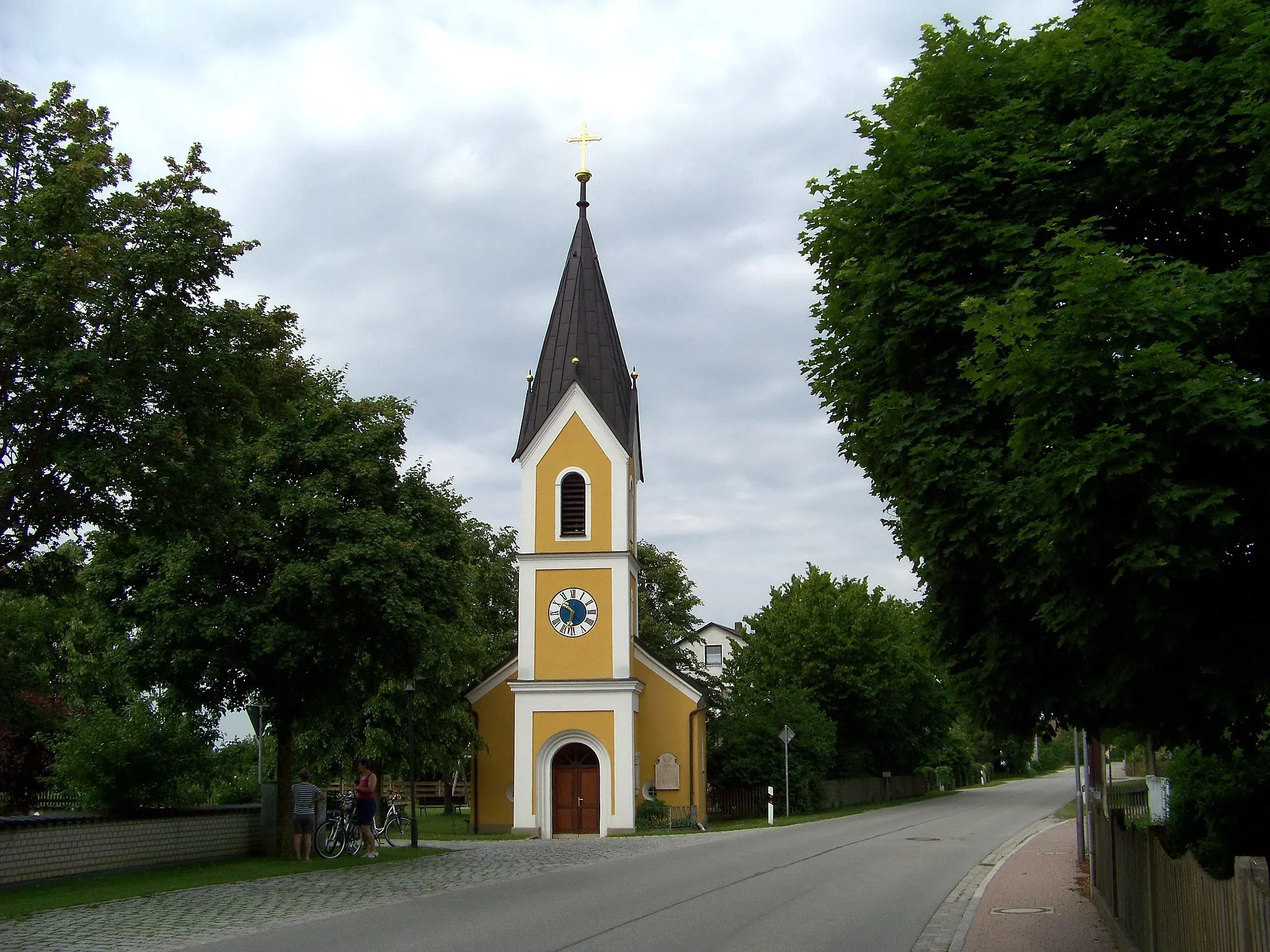 Photo showing: Wiesent. Kruckenberg 35. Kath. Filialkirche St. Matthäus, Saalbau mit abgewalmtem Satteldach
und Fassadenturm mit Spitzdach, klassizistisch, 1845; mit Ausstattung.