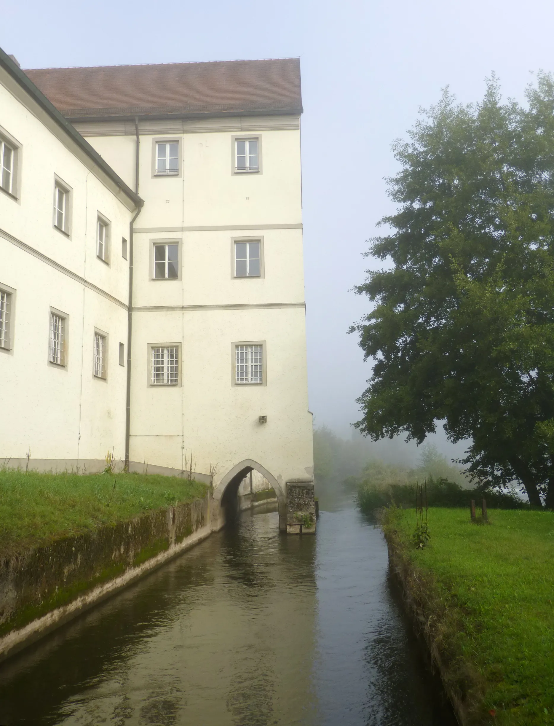 Photo showing: River Naab derivation behind the Pielenhofen Kloster hotel, Upper Palatinate.