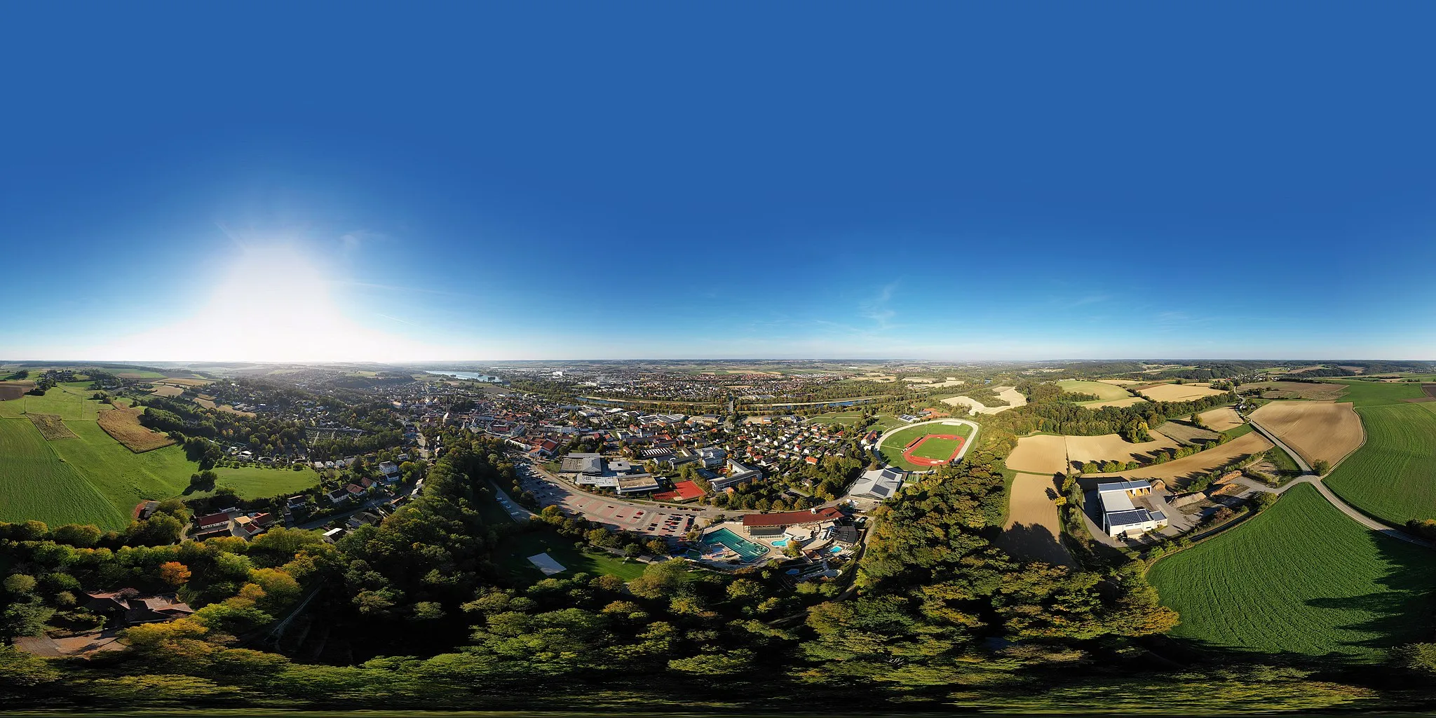 Photo showing: Luftbild Panorama über Dingolfing, zu sehen ist das Schwimmbad Caprima, die Realschule, die Berufsschule und das Gymnasium, der Sportplatz und vieles andere