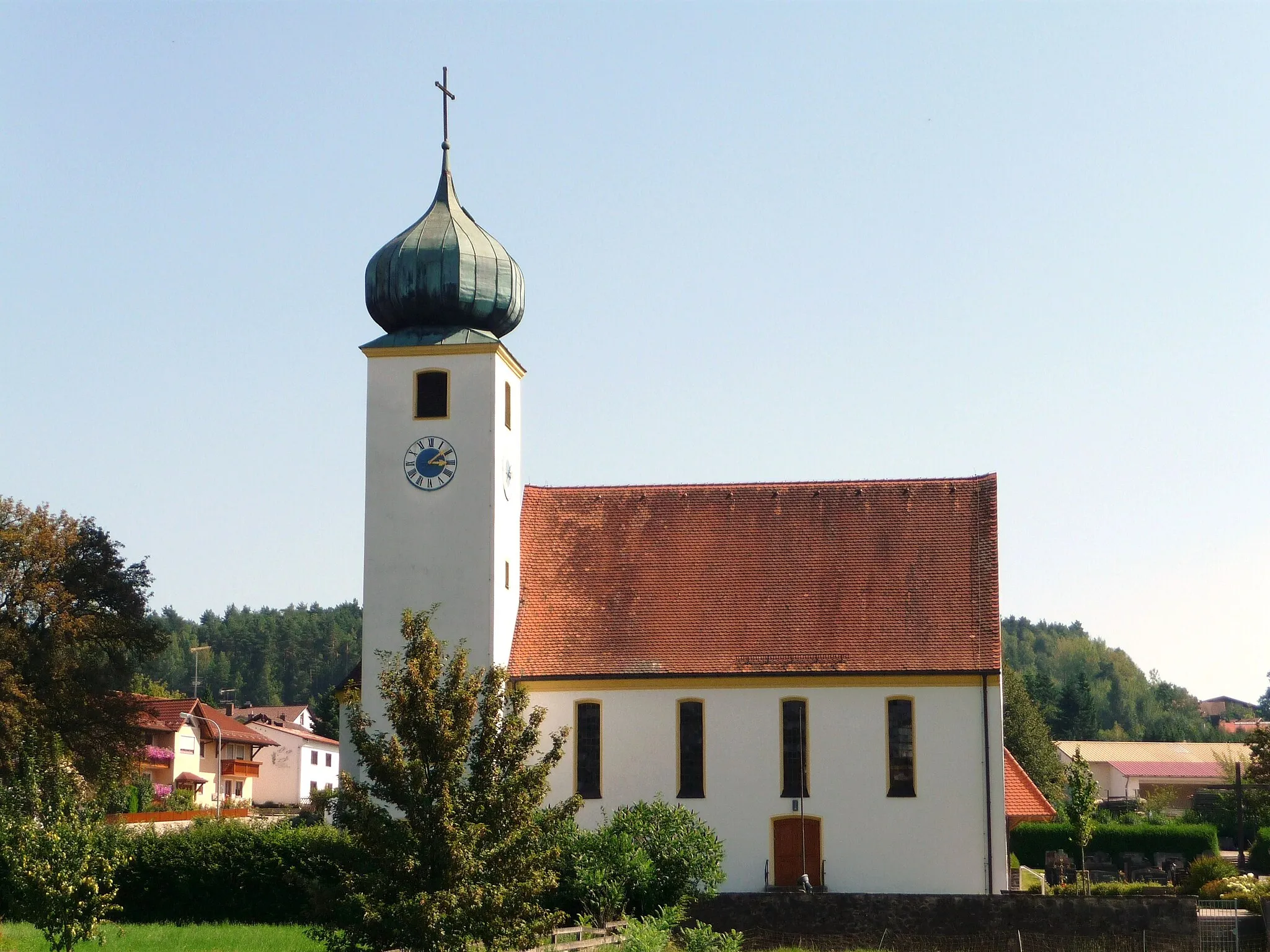 Photo showing: Die Filialkirche Maria Königin in Lederdorn