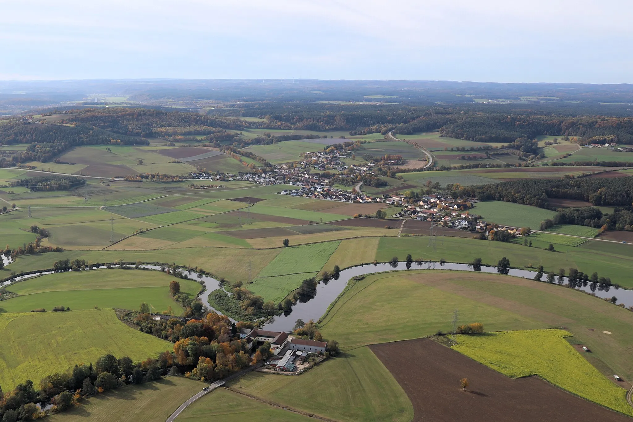 Photo showing: Bubach an der Naab (Bildmitte oben), Stegen (unterer Bildrand); Bubach an der Naab, Stadt Schwandorf, Landkreis Schwandorf, Oberpfalz, Bayern