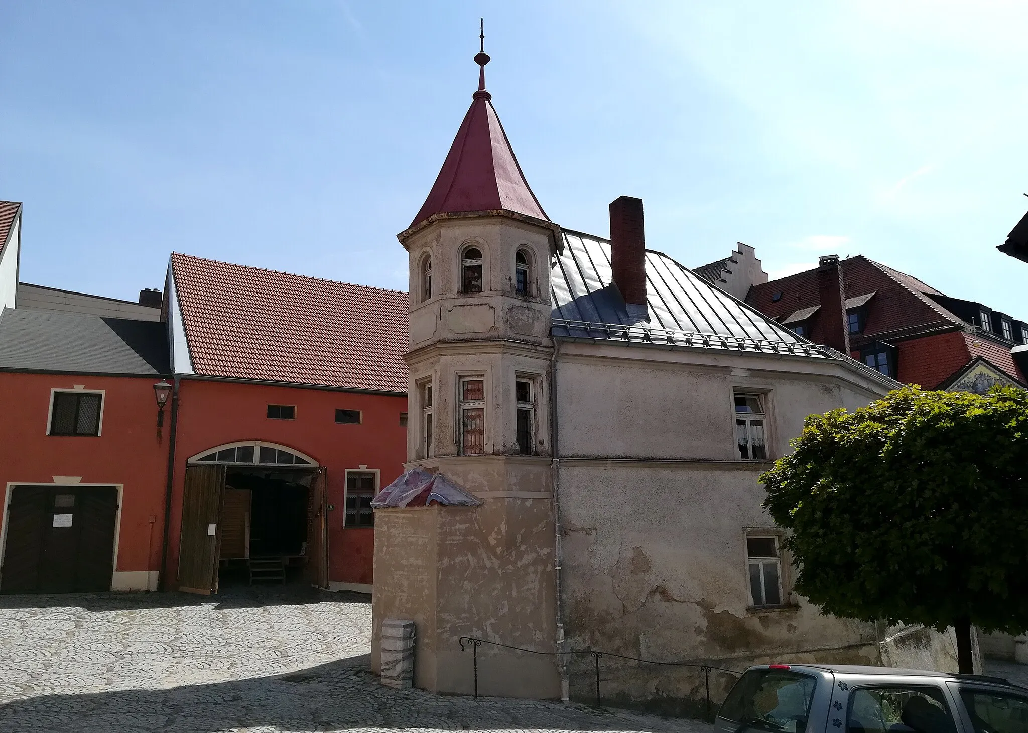 Photo showing: Wohn- und Geschäftshausː Zweigeschossiger und traufständiger, gestelzter Satteldachbau über spornförmigem Grundriss, mit Zwerchhaus, Zinnen und Eckerturm mit Spitzdach, Blechdeckung, um 1900, im Kern älter.