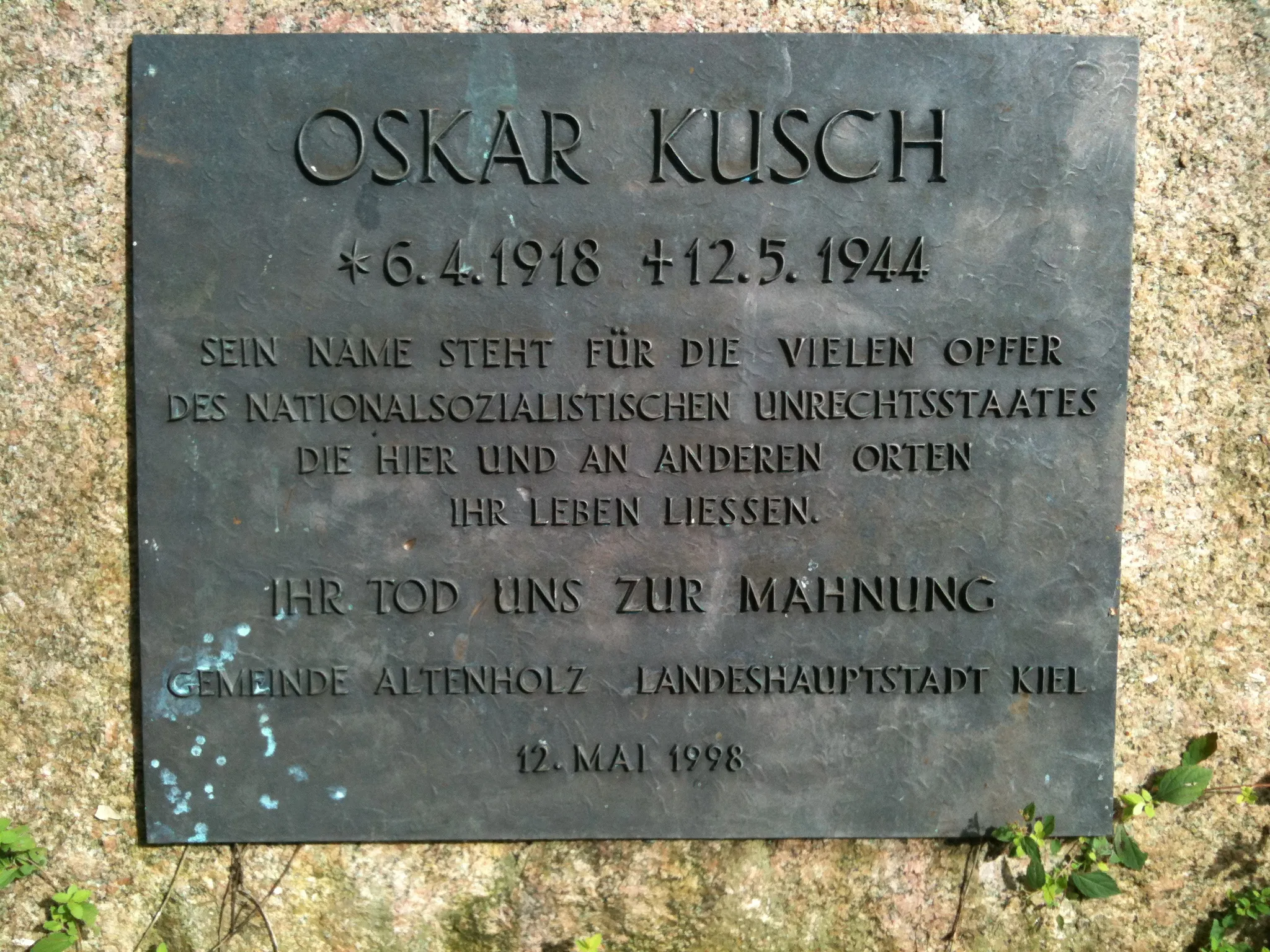 Photo showing: Tafel zum Gedenken an Oskar Kusch in Altenholz-Knoop