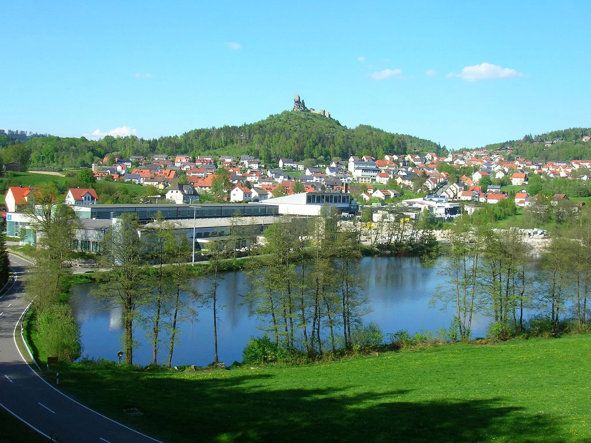 Photo showing: Ansicht von Ort und Burgruine Flossenbürg aus südlicher Richtung
