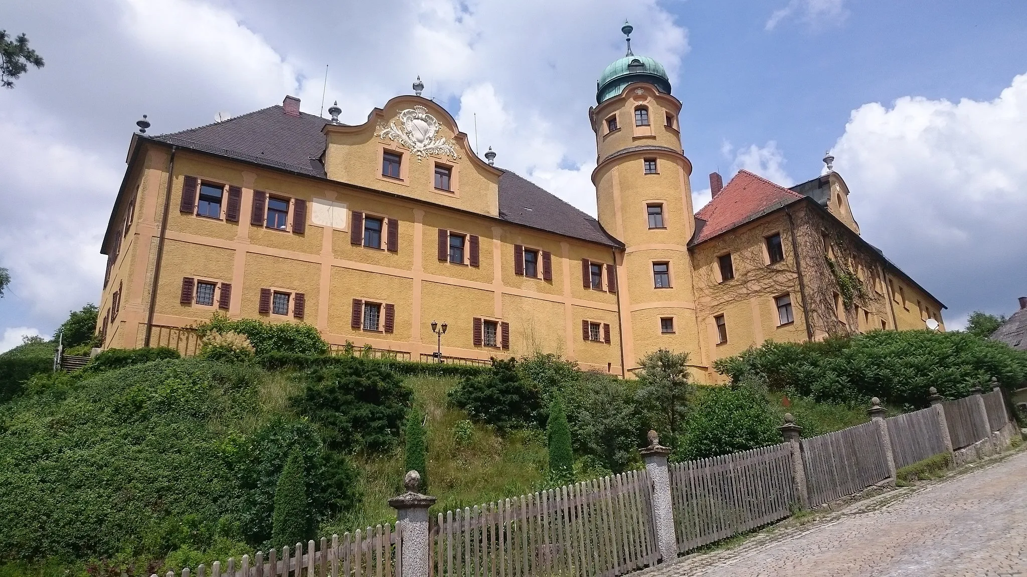 Photo showing: Schloss Reuth, Ansicht von der Straße
