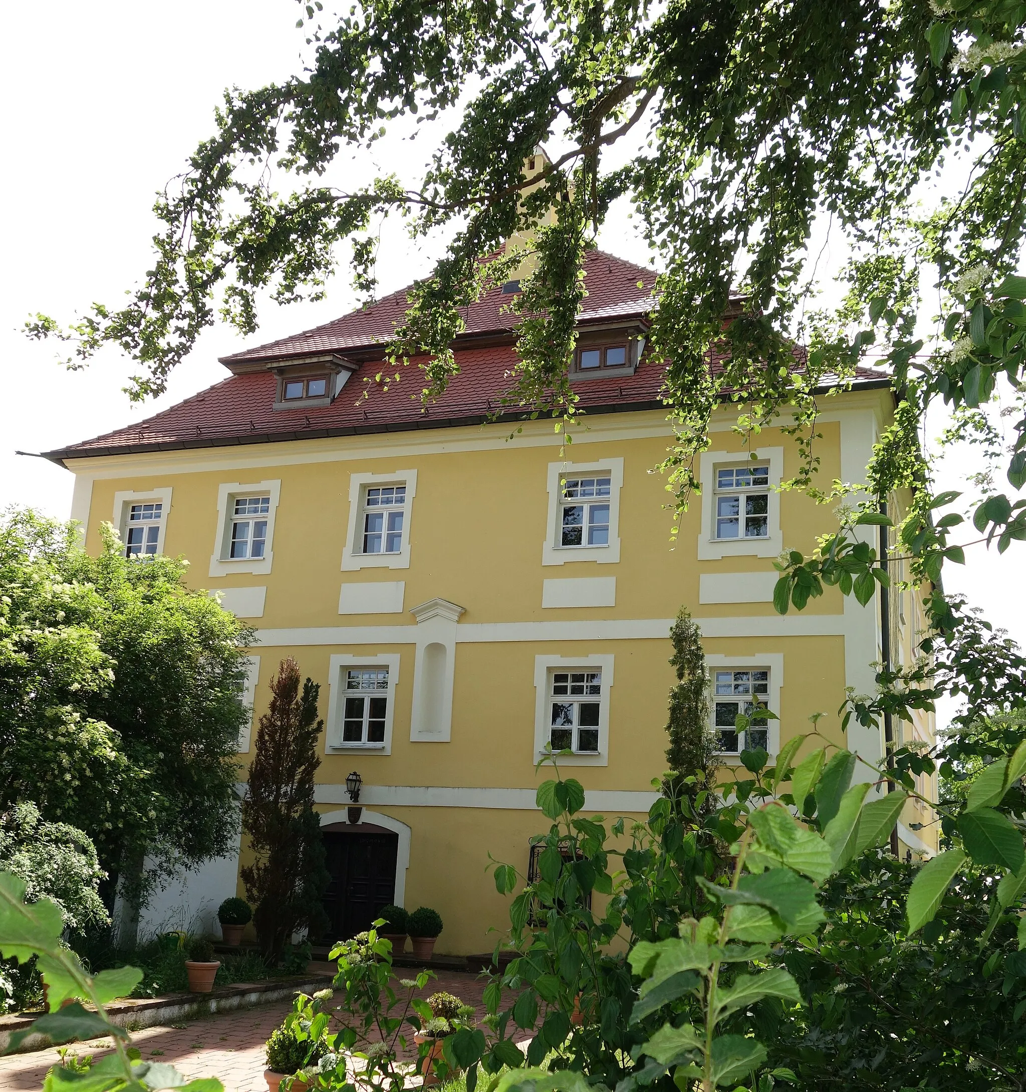 Photo showing: Schloss Herrnried - Gebäudefront mit Eingangsbereich