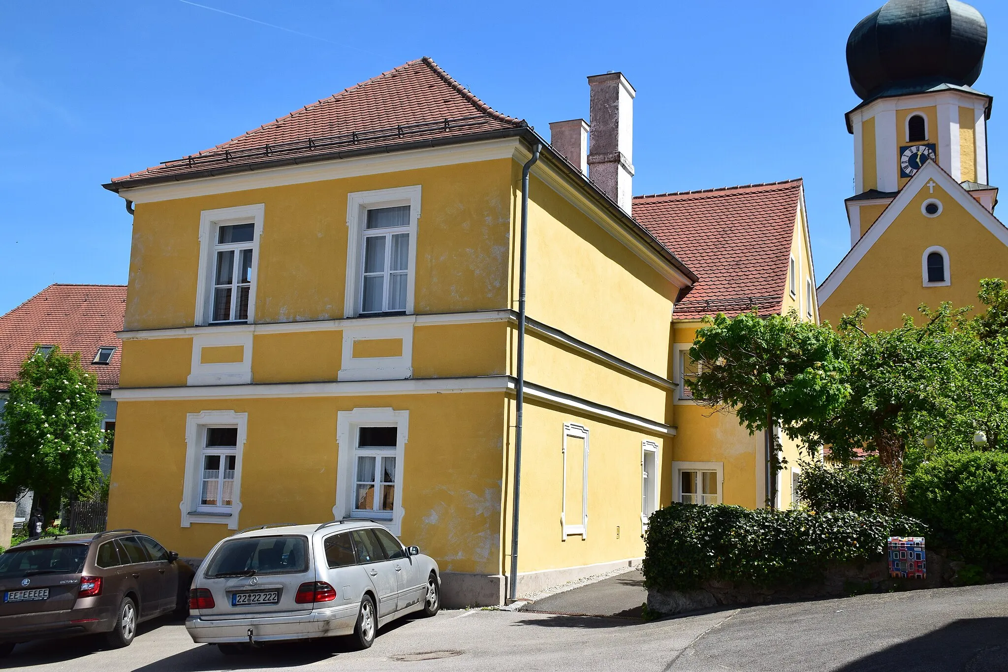 Photo showing: zweigeschossiger Walmdachbau mit Zwerchflügel und Putzgliederungen, historistisch, Putzverzierungen neubarock