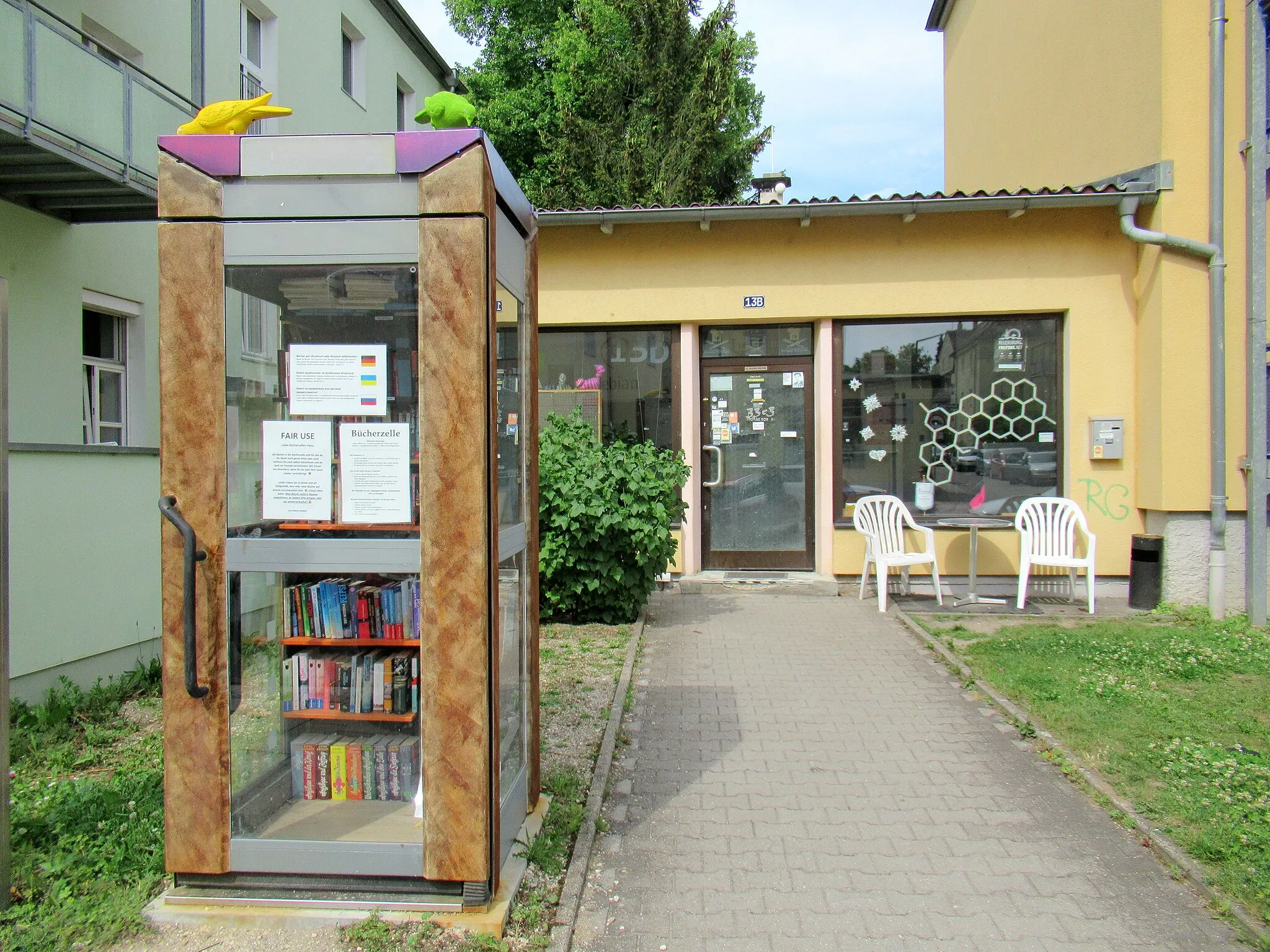 Photo showing: Offene Bücherzelle (Telefonzelle) in der Walderdorffstraße im Kasernenviertel/Innerer Südosten in Regensburg