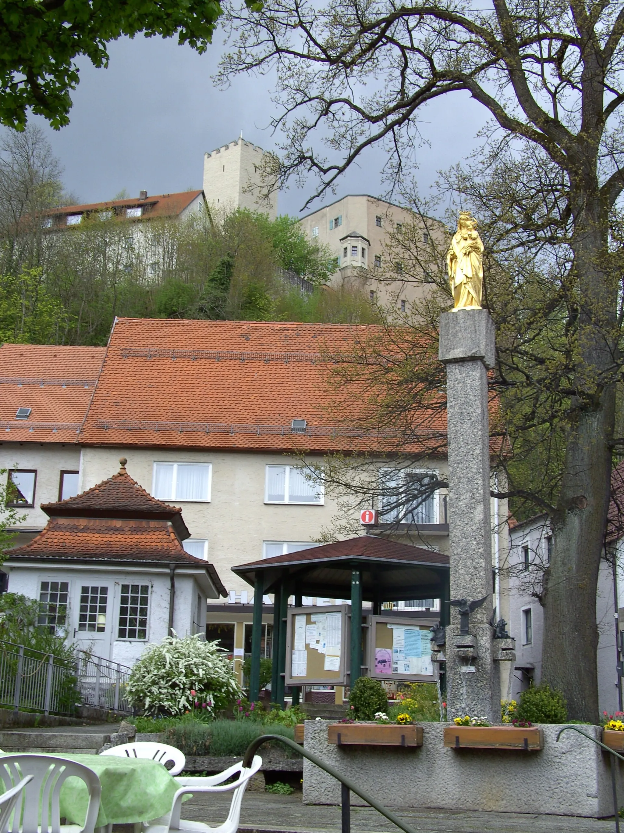 Photo showing: Marktplatz in Falkenstein (Bayern) mit Mariensäule und Blick zur Burg